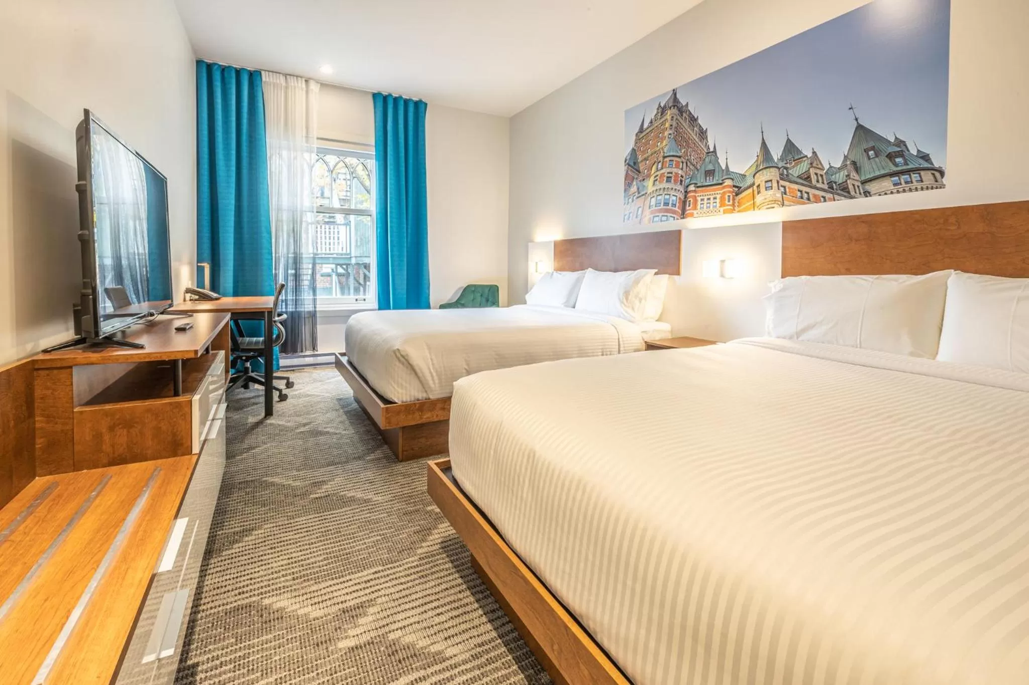 Photo of the whole room, Bed in Hôtel Manoir Vieux-Québec