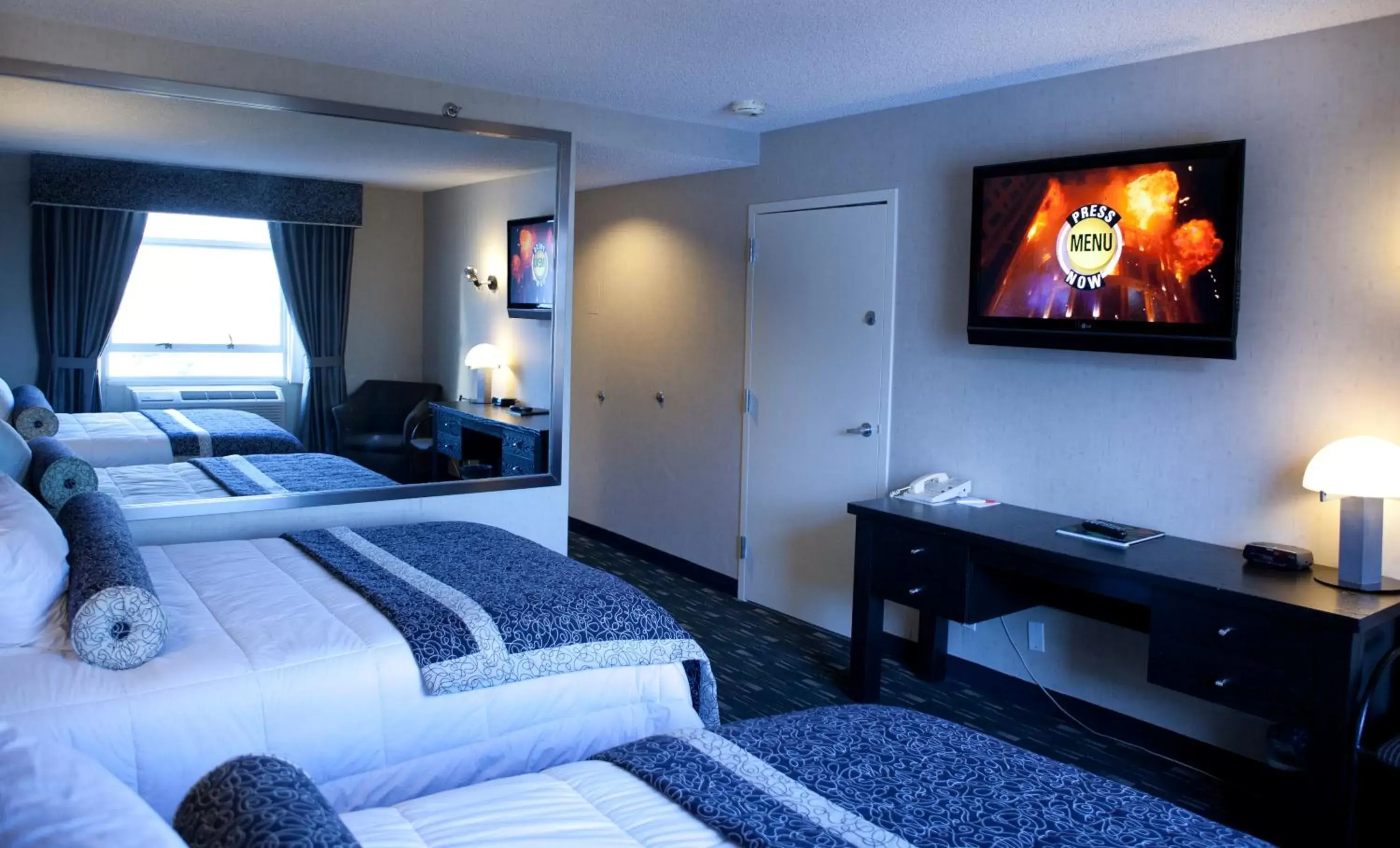 Photo of the whole room, Bed in Ramada Plaza by Wyndham West Hollywood Hotel & Suites
