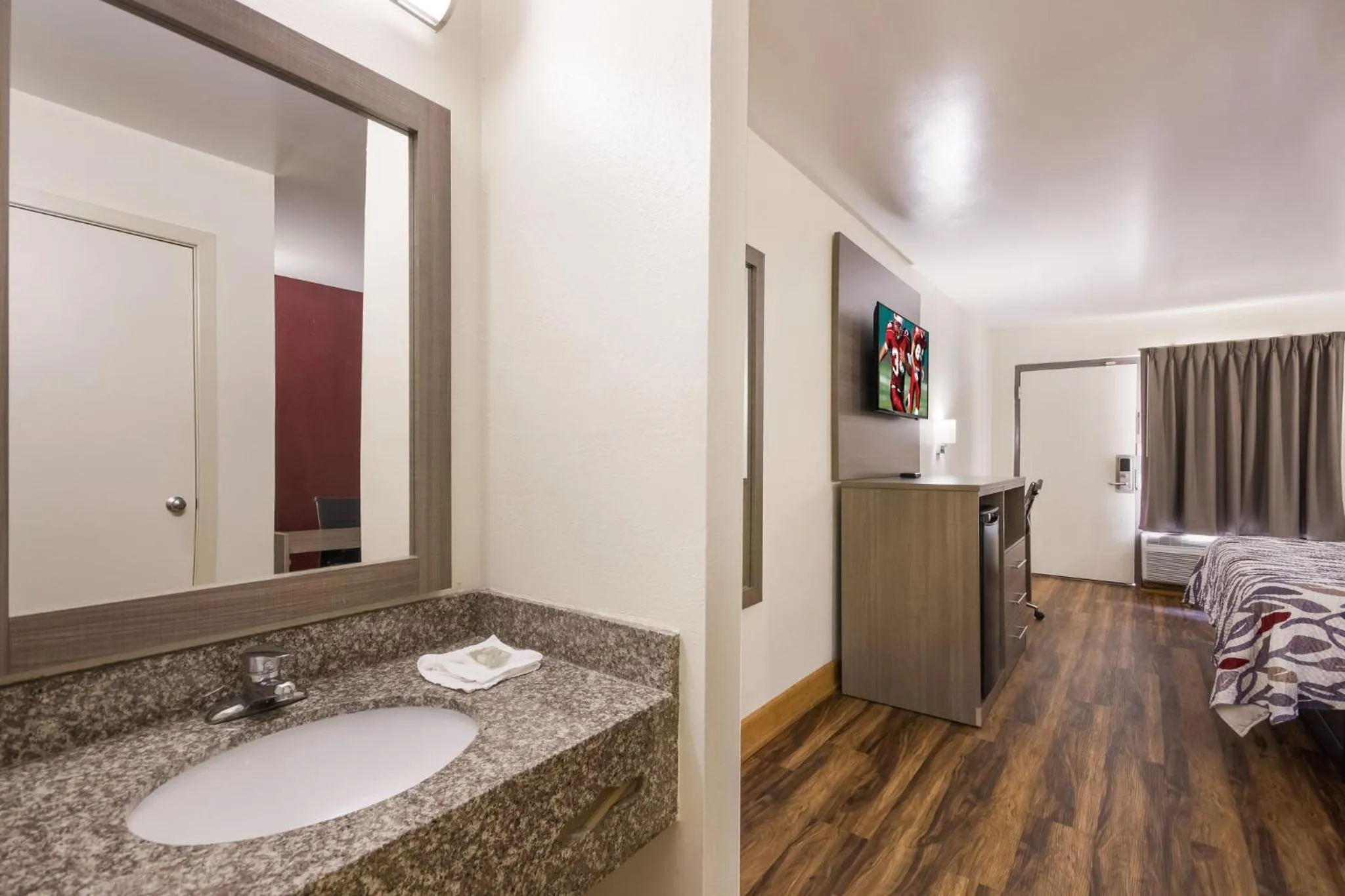 Bathroom, Bed in Red Roof Inn Crestview