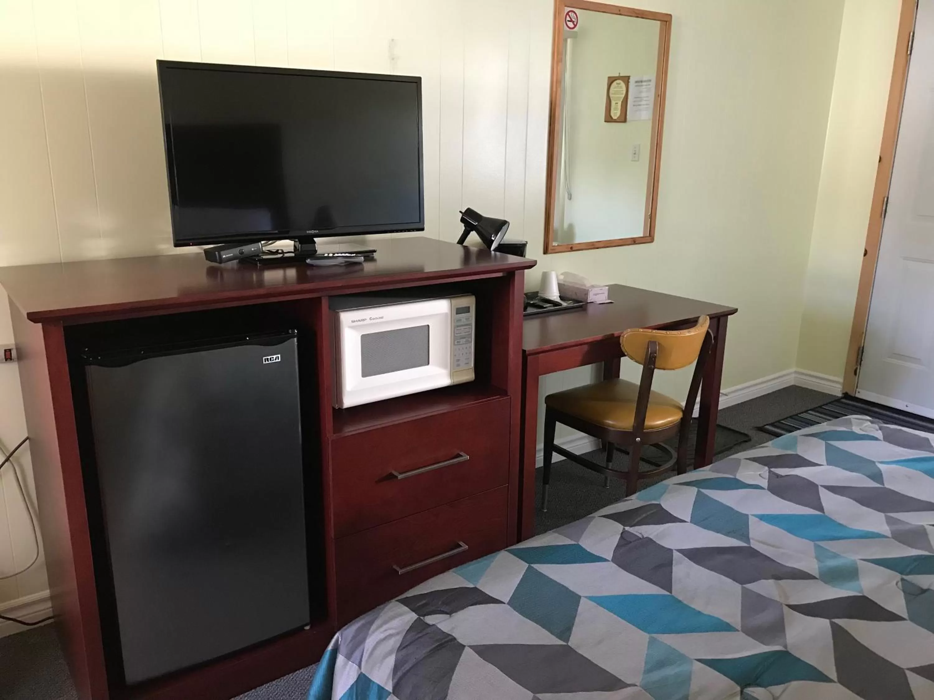 Bed in Deep River Motel