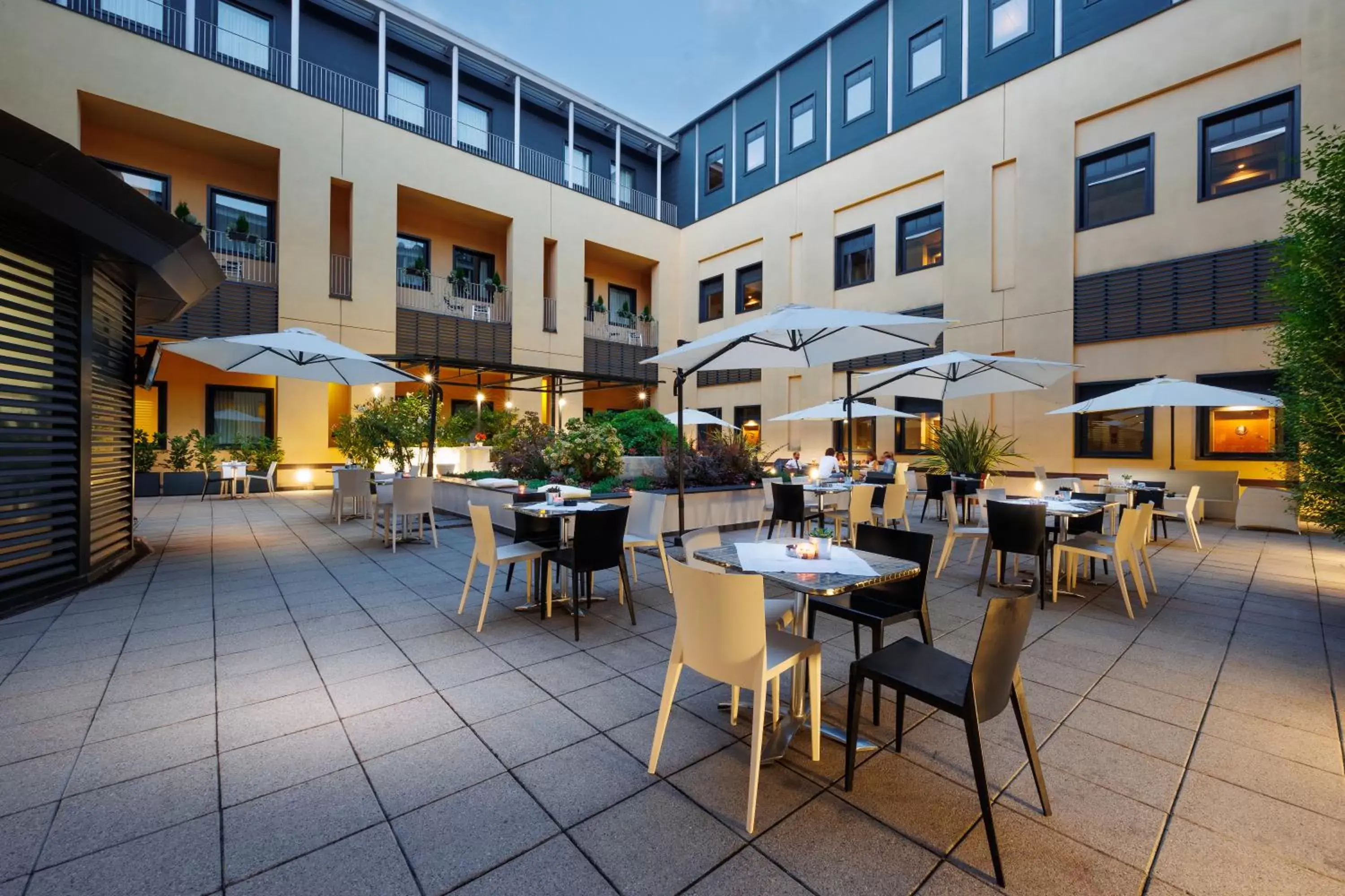 Inner courtyard view, Restaurant/Places to Eat in iH Hotels Milano Gioia