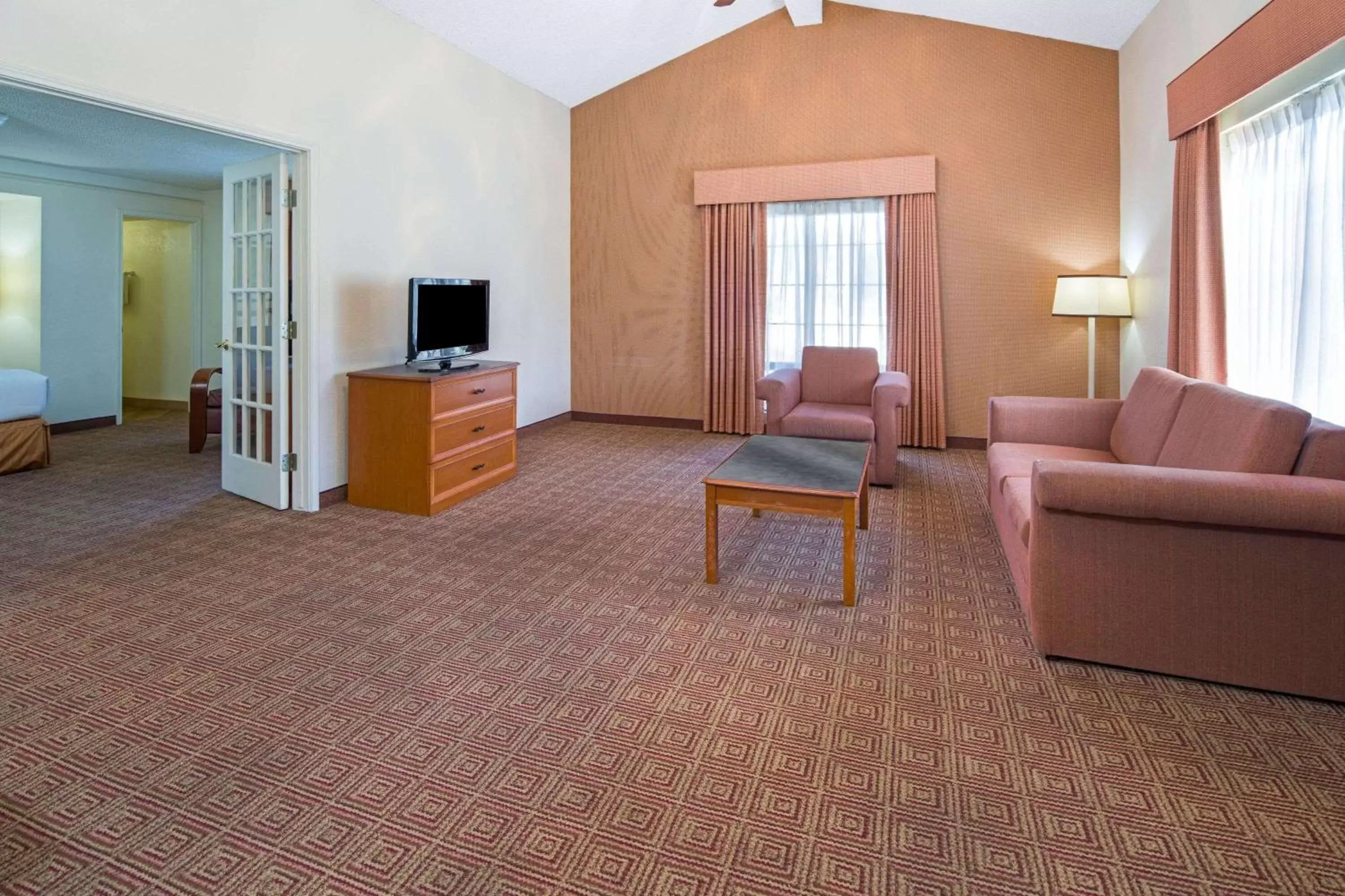 Photo of the whole room, Seating Area in La Quinta Inn by Wyndham San Diego - Miramar