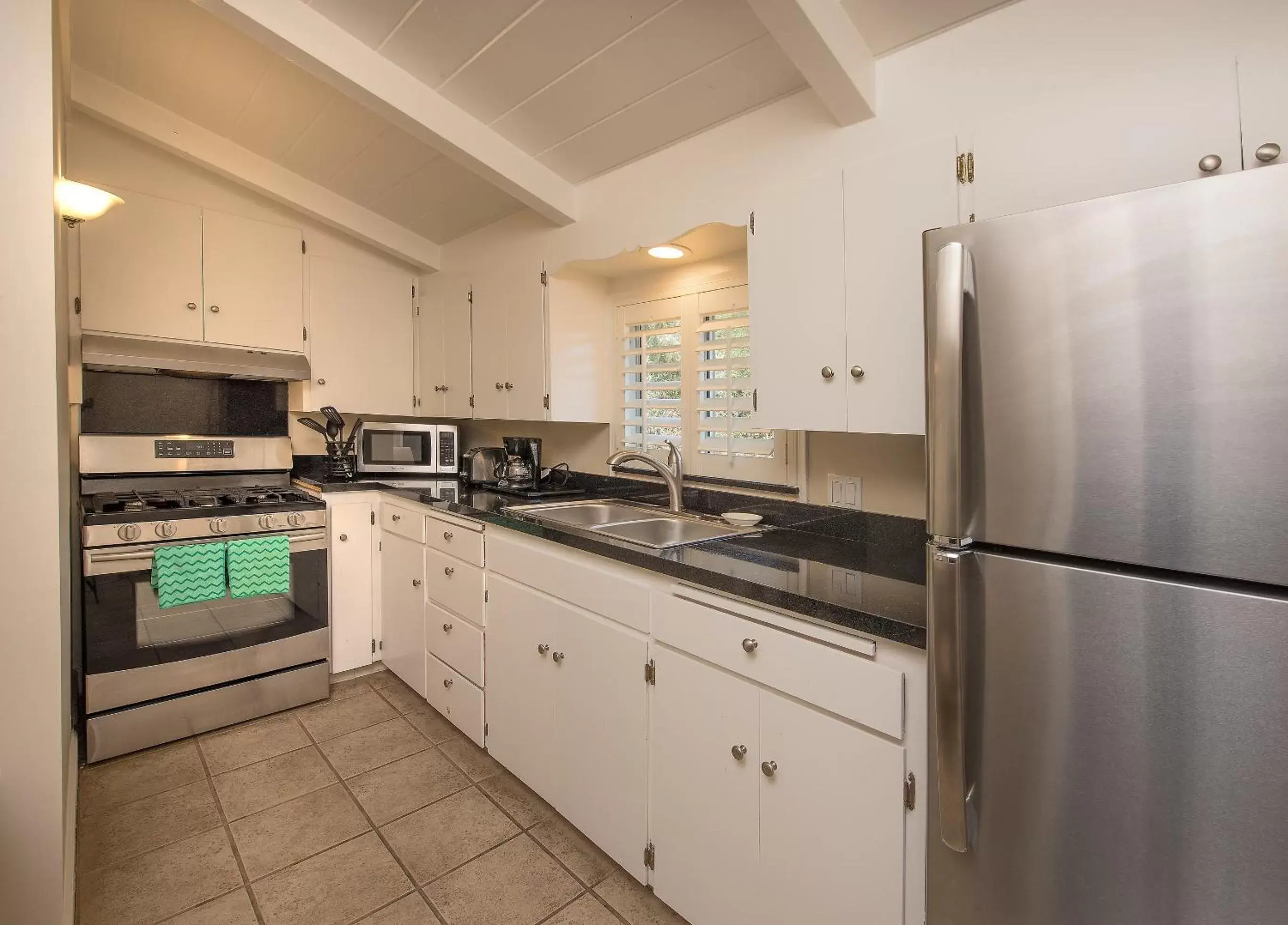 Kitchen/Kitchenette in Sunset Inn Pacific Grove