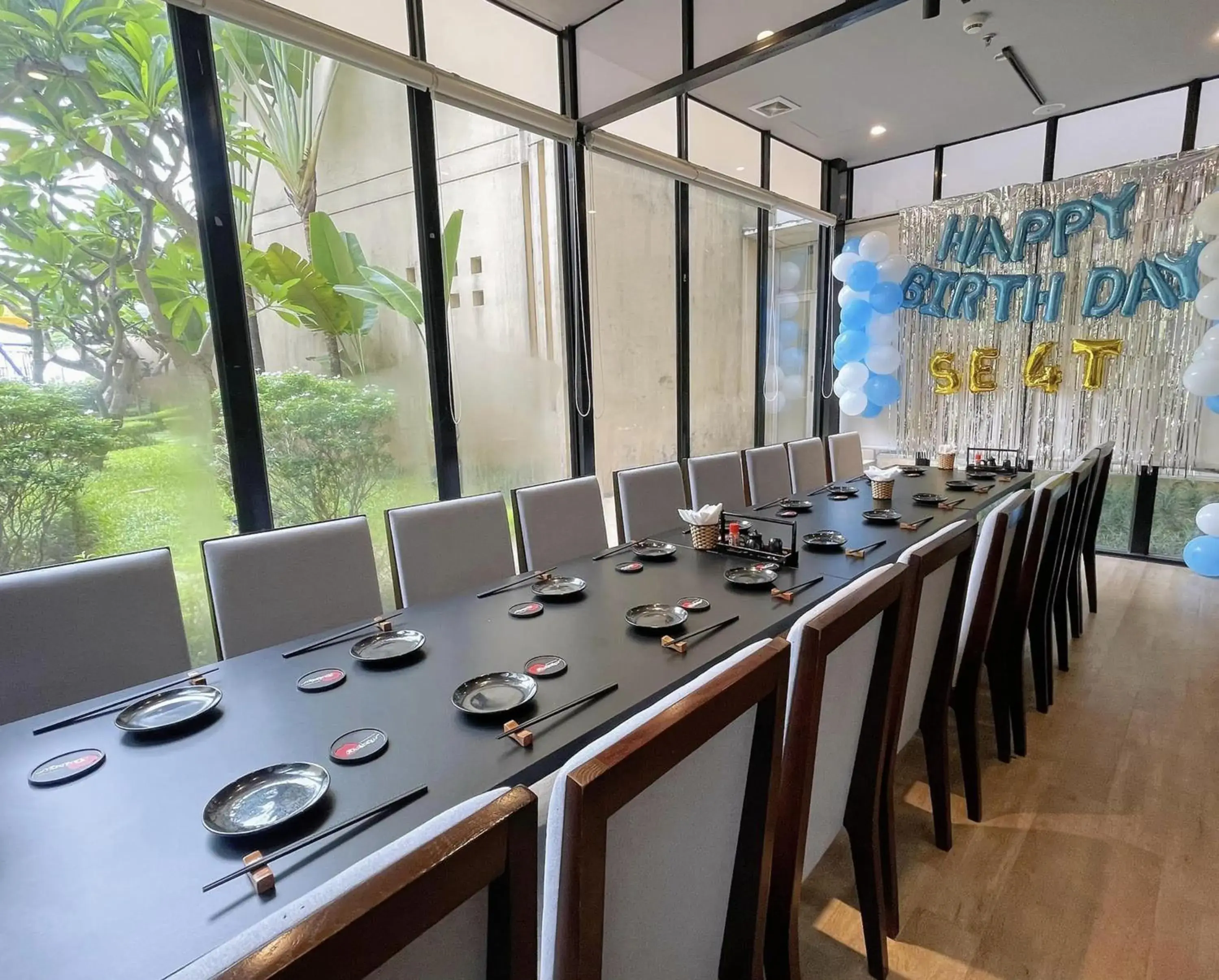 Restaurant/places to eat in West Lake 254D Hotel & Residence