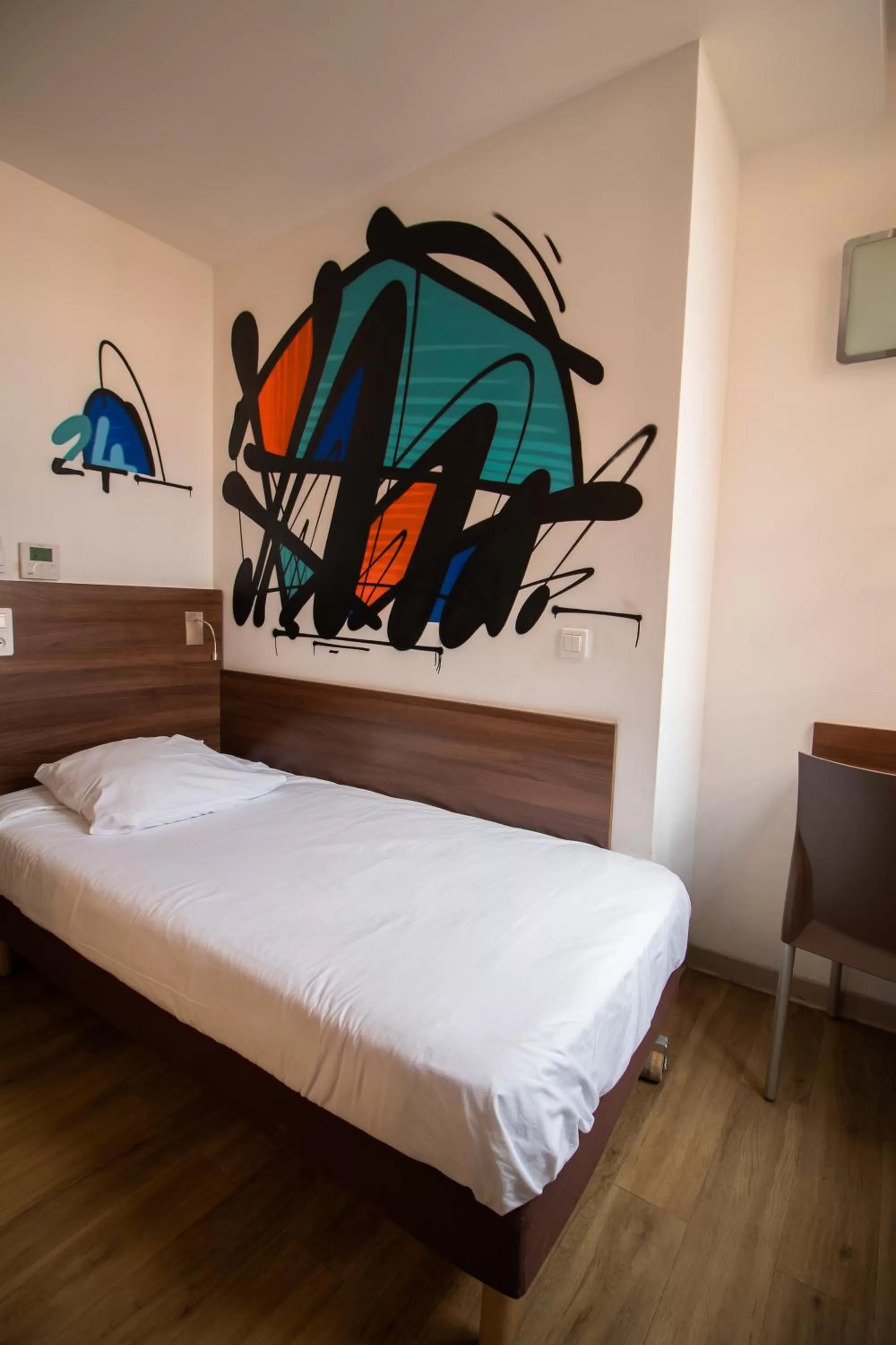 Photo of the whole room, Bed in Hôtel le Pastel