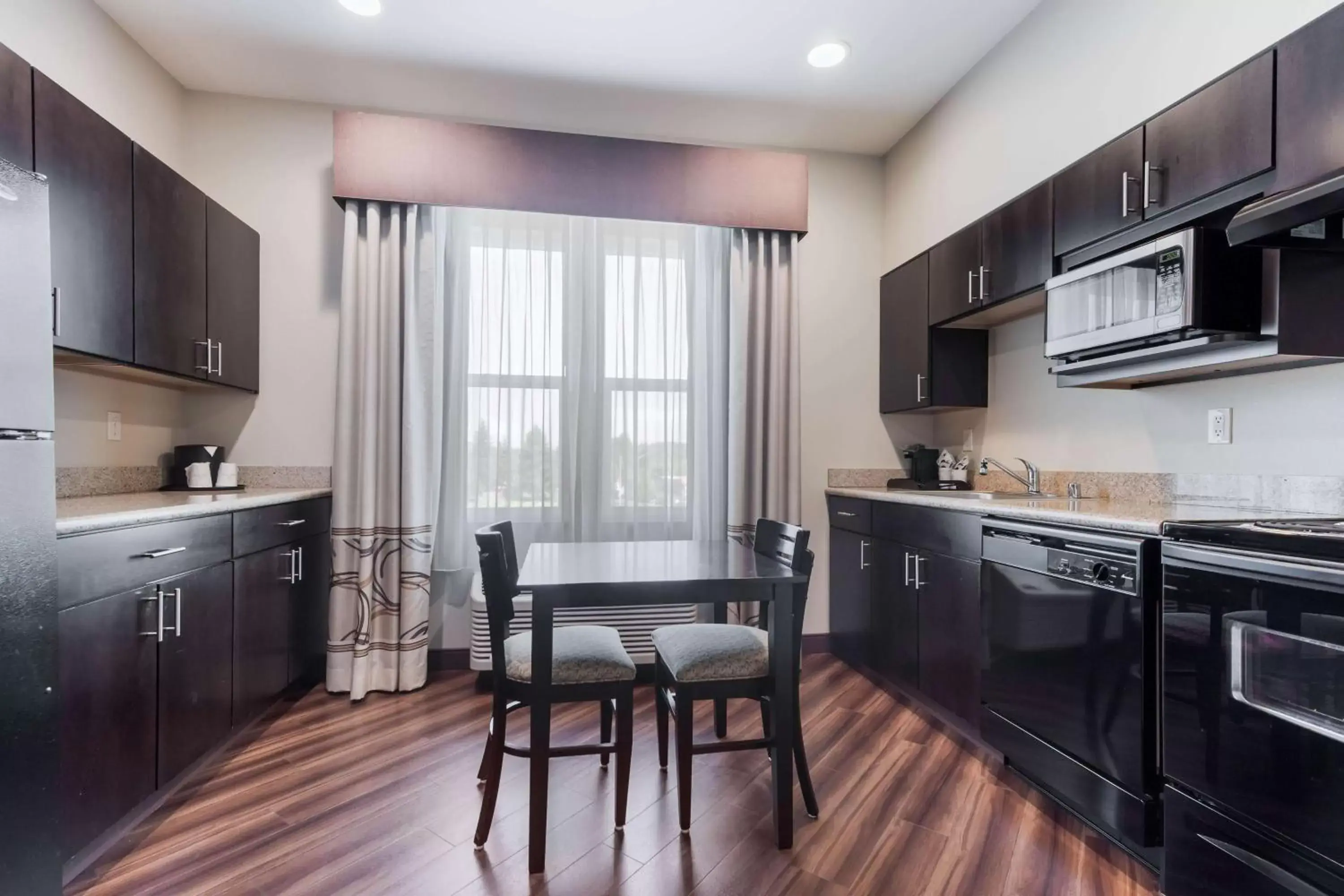 Photo of the whole room, Kitchen/Kitchenette in La Quinta by Wyndham Auburn