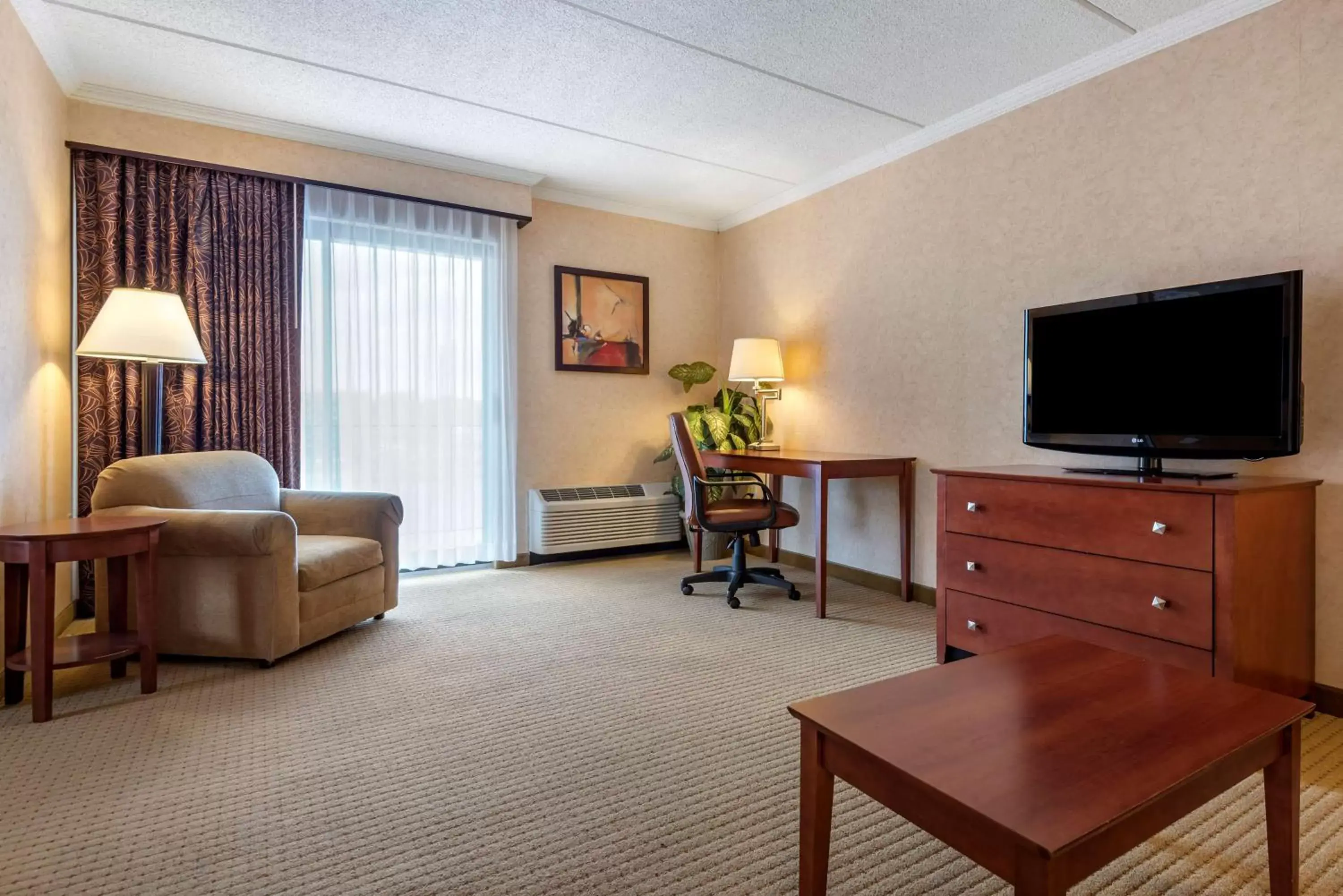 Bedroom, TV/Entertainment Center in Best Western Plus Oswego Hotel and Conference Center