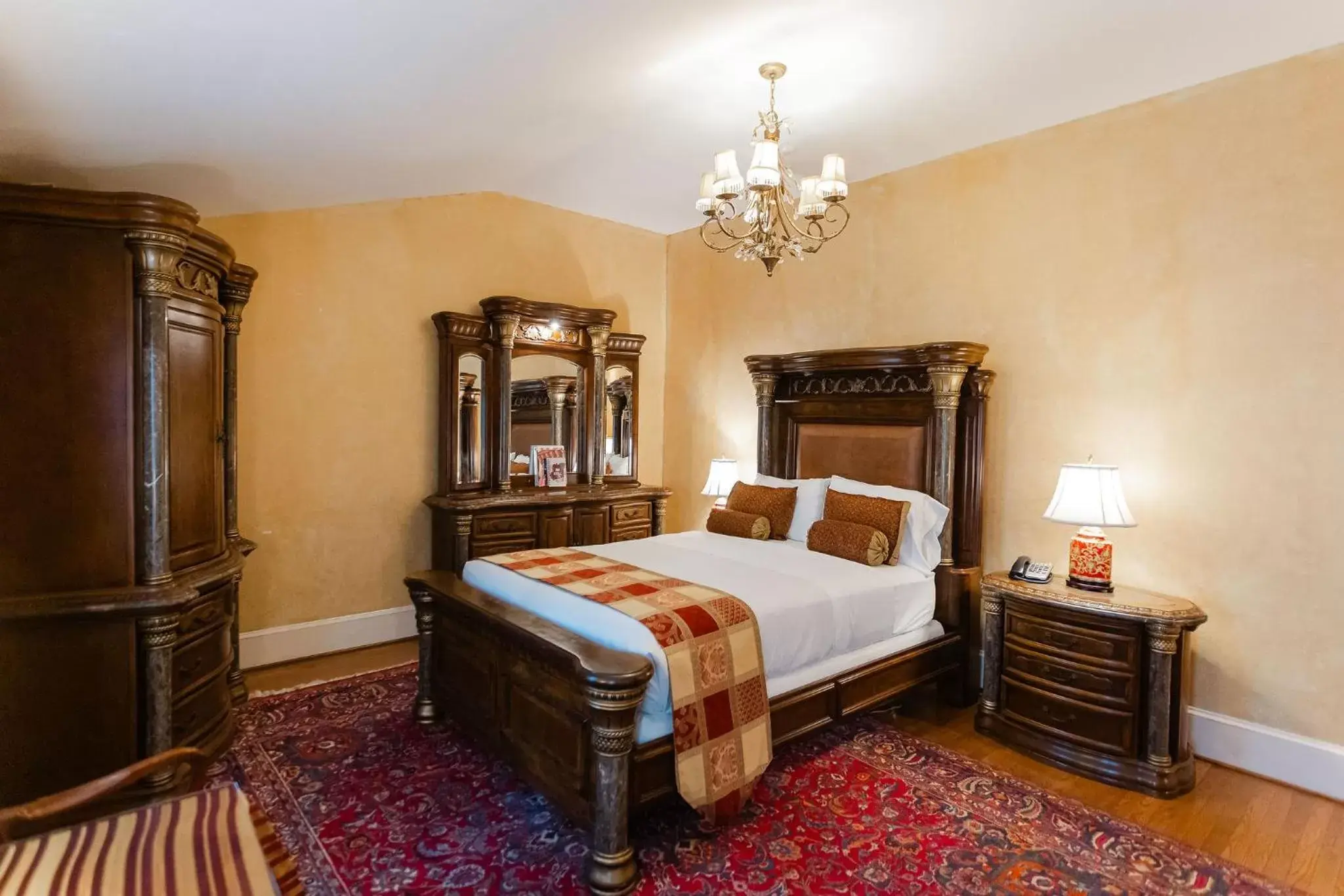 Caton Suite 301 in 1840s Carrollton Inn Caton Suite 301 in 1840s Carrollton Inn