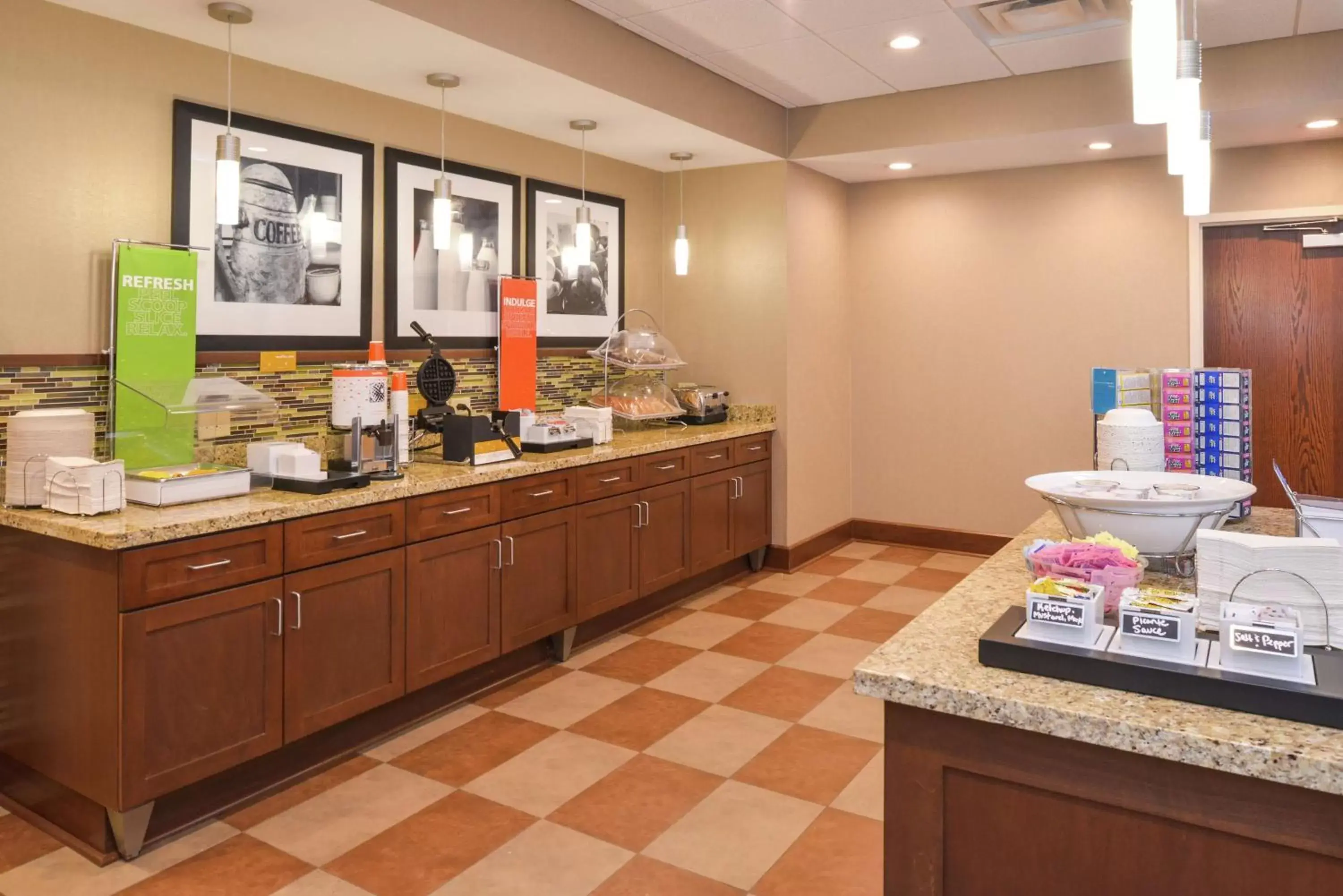 Dining area, Kitchen/Kitchenette in Hampton Inn & Suites by Hilton Lonoke
