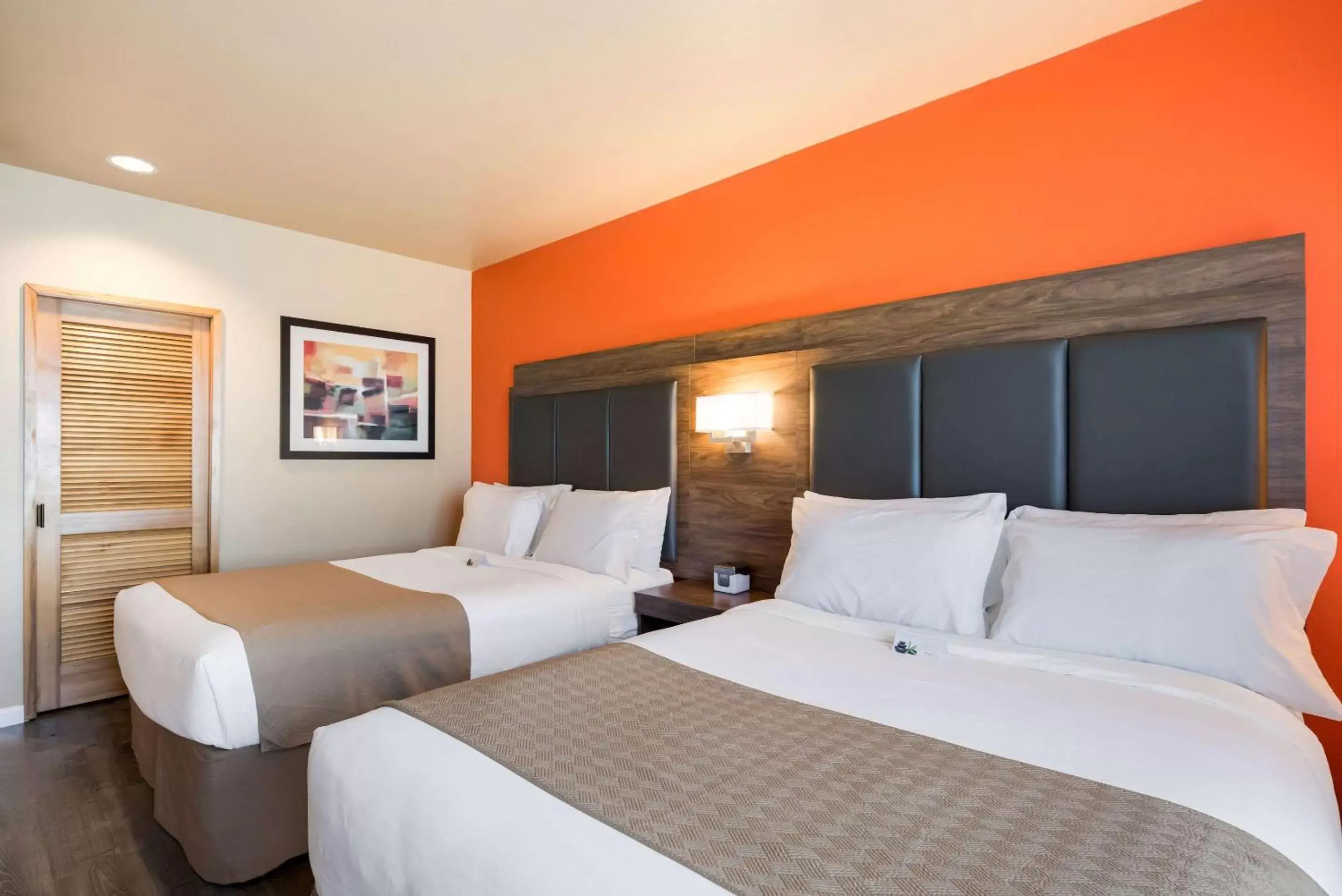 Bed in Inn at Port Gardner-Everett Waterfront, Ascend Hotel Collection