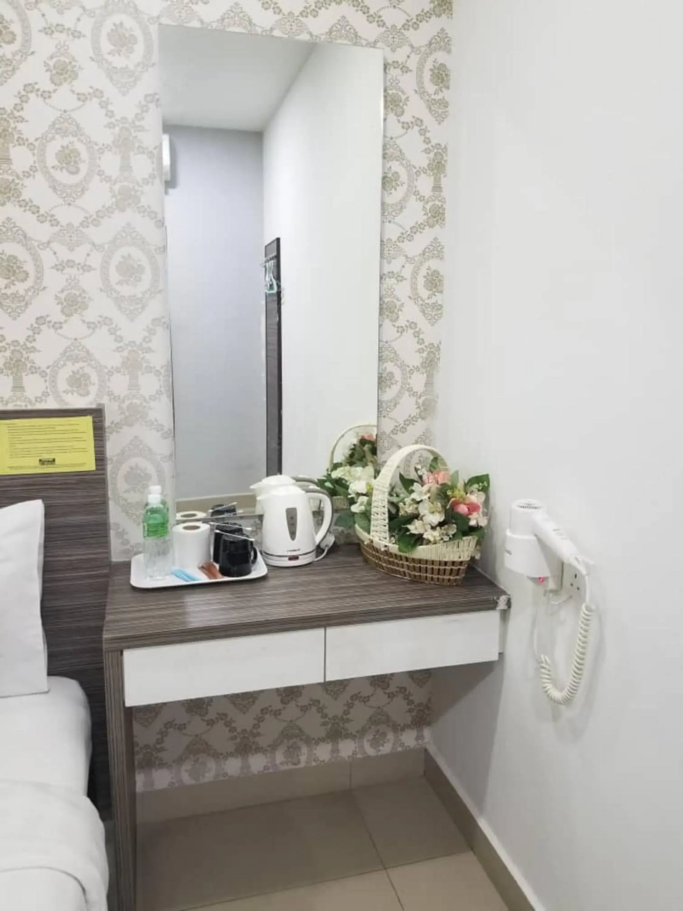 Coffee/tea facilities, Bathroom in D'Metro Hotel