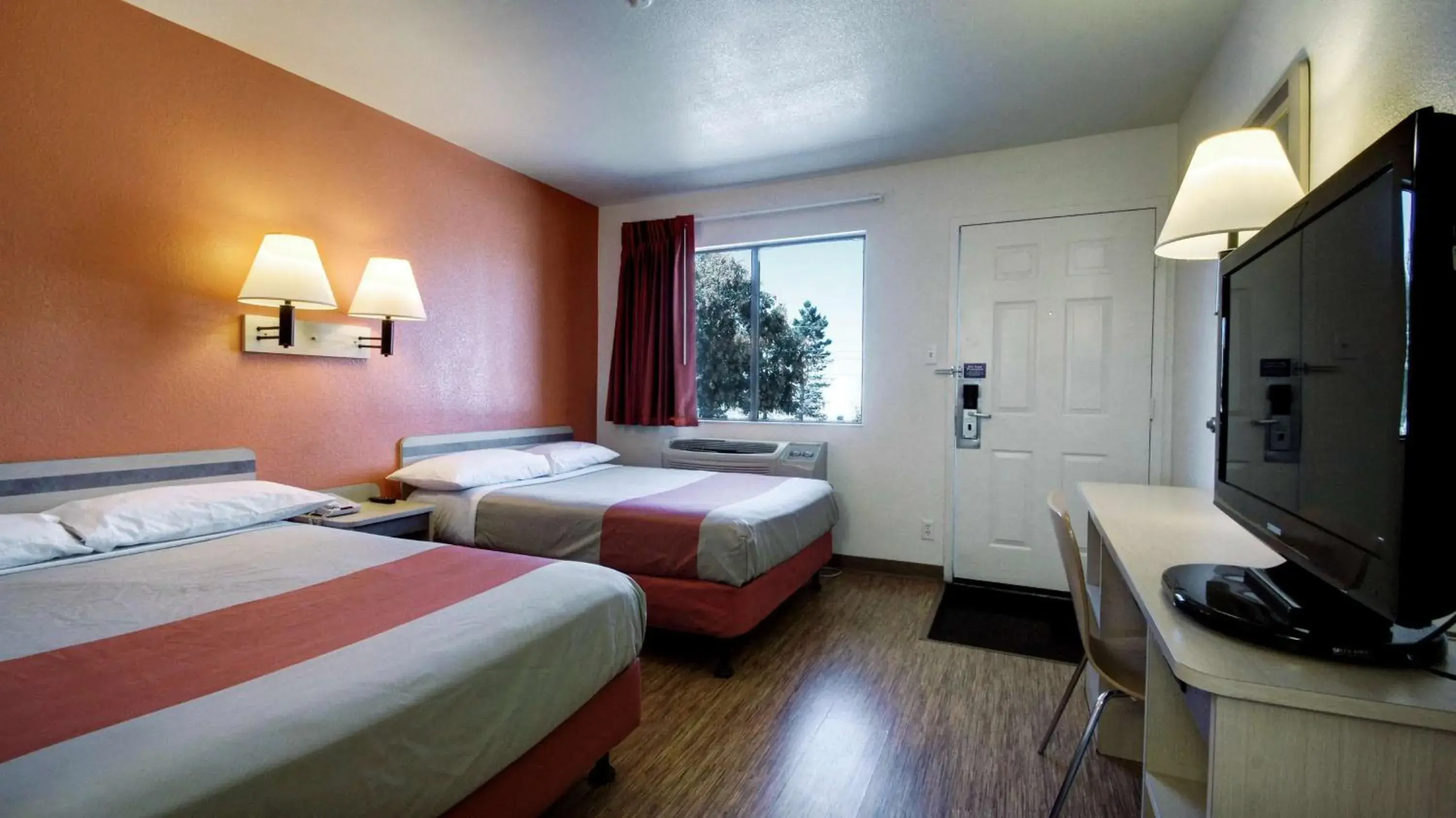 Photo of the whole room, Bed in Motel 6-Woods Cross, UT - Salt Lake City - North