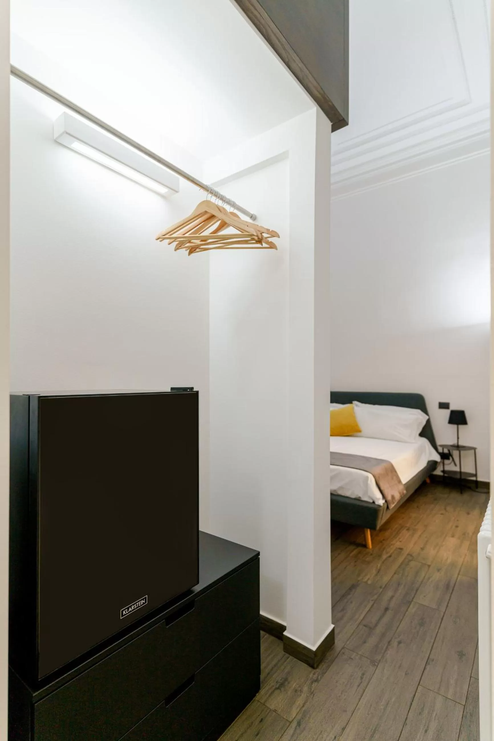 Photo of the whole room, TV/Entertainment Center in SiSTO18