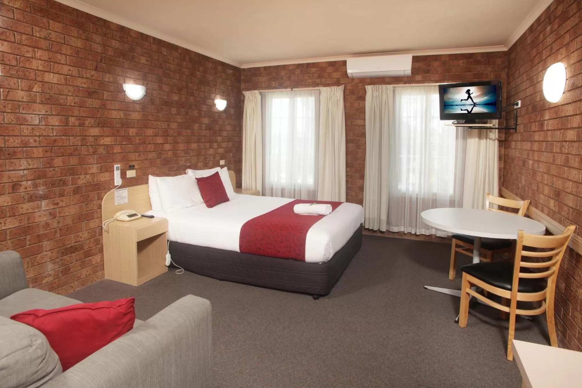 TV and multimedia, Bed in Courtyard Motor Inn