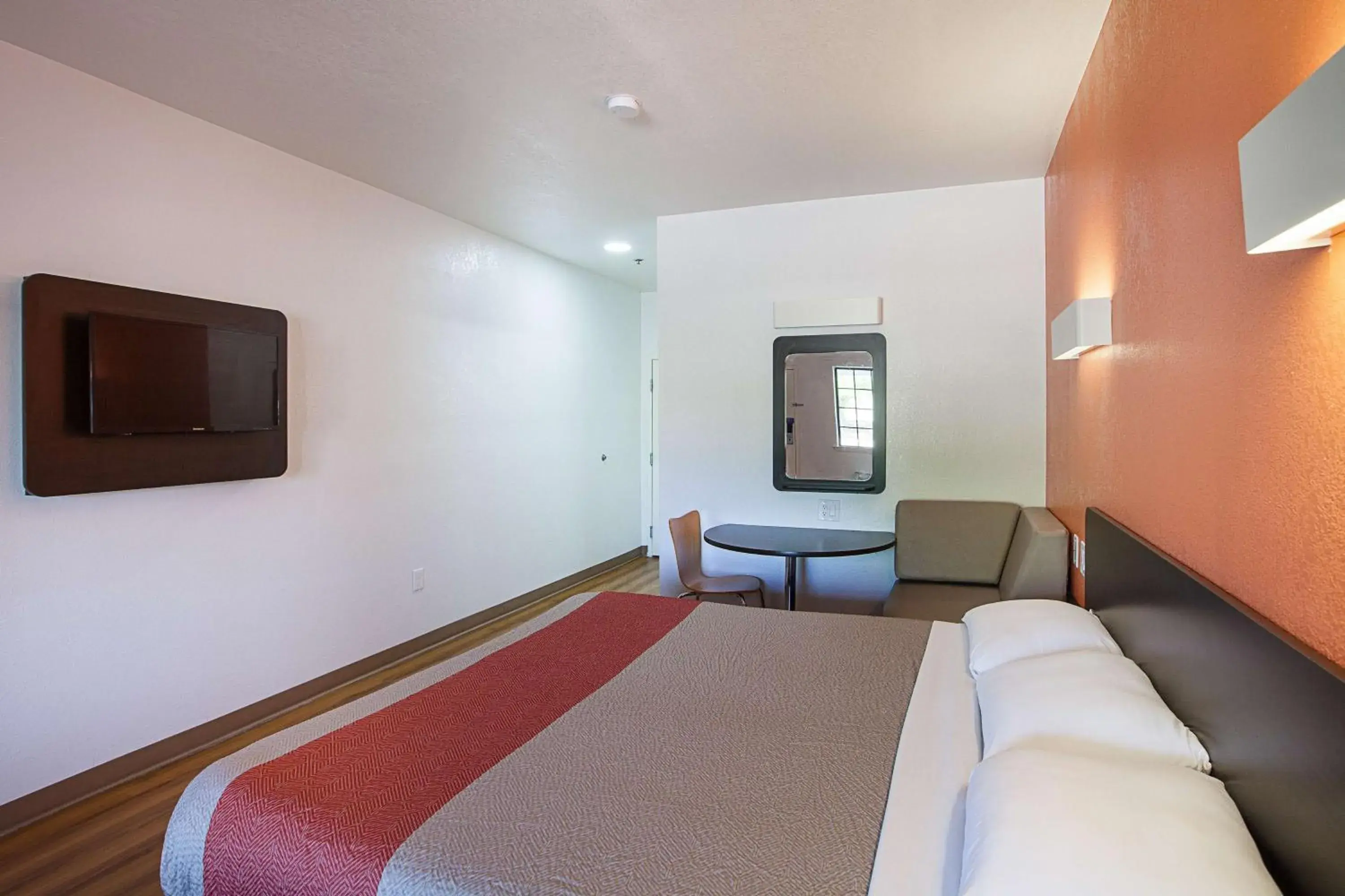 TV and multimedia, Bed in Motel 6-Bedford, TX - Fort Worth