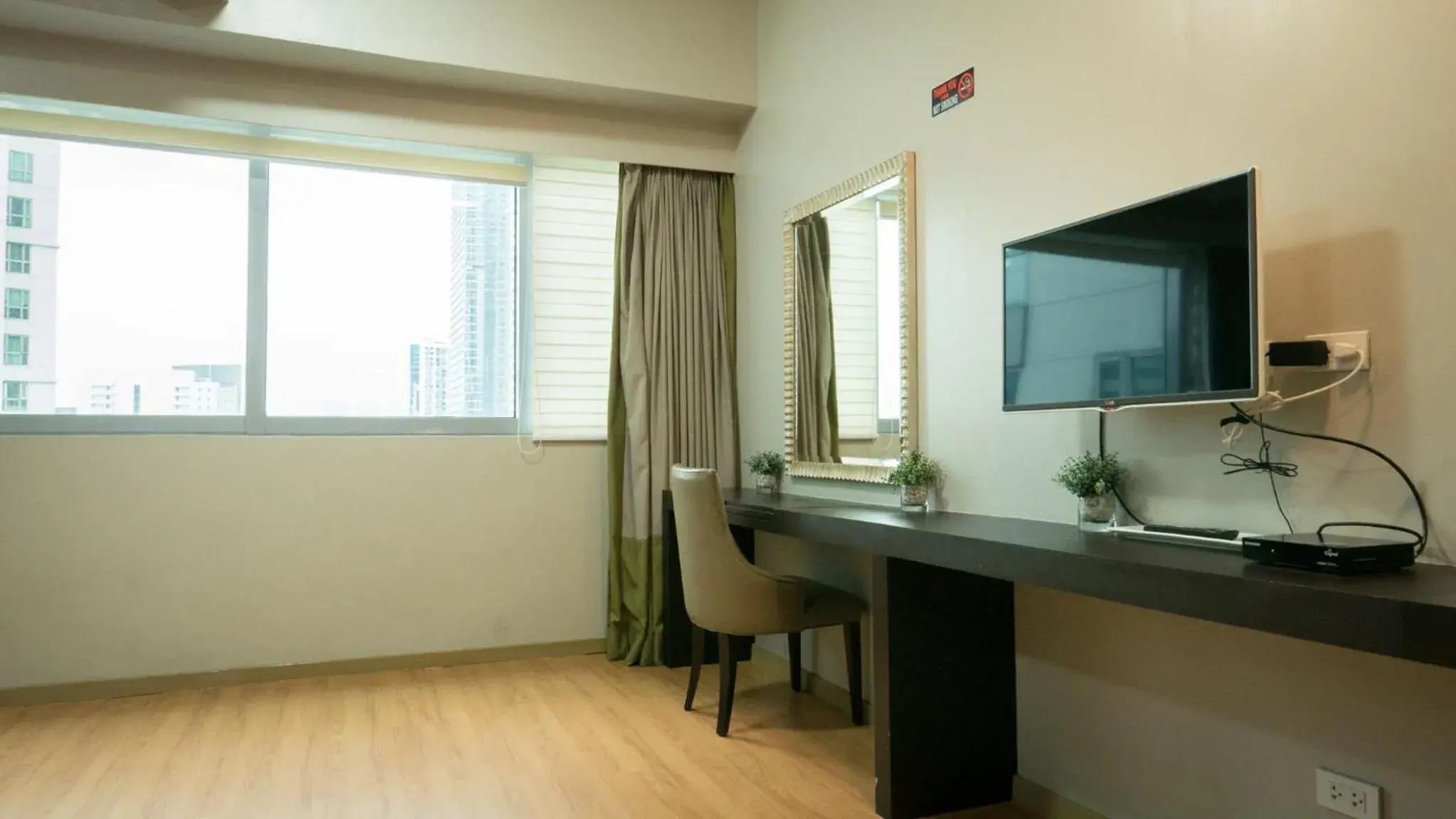 Communal lounge/ TV room, TV/Entertainment Center in Avant Serviced Suites - Personal Concierge