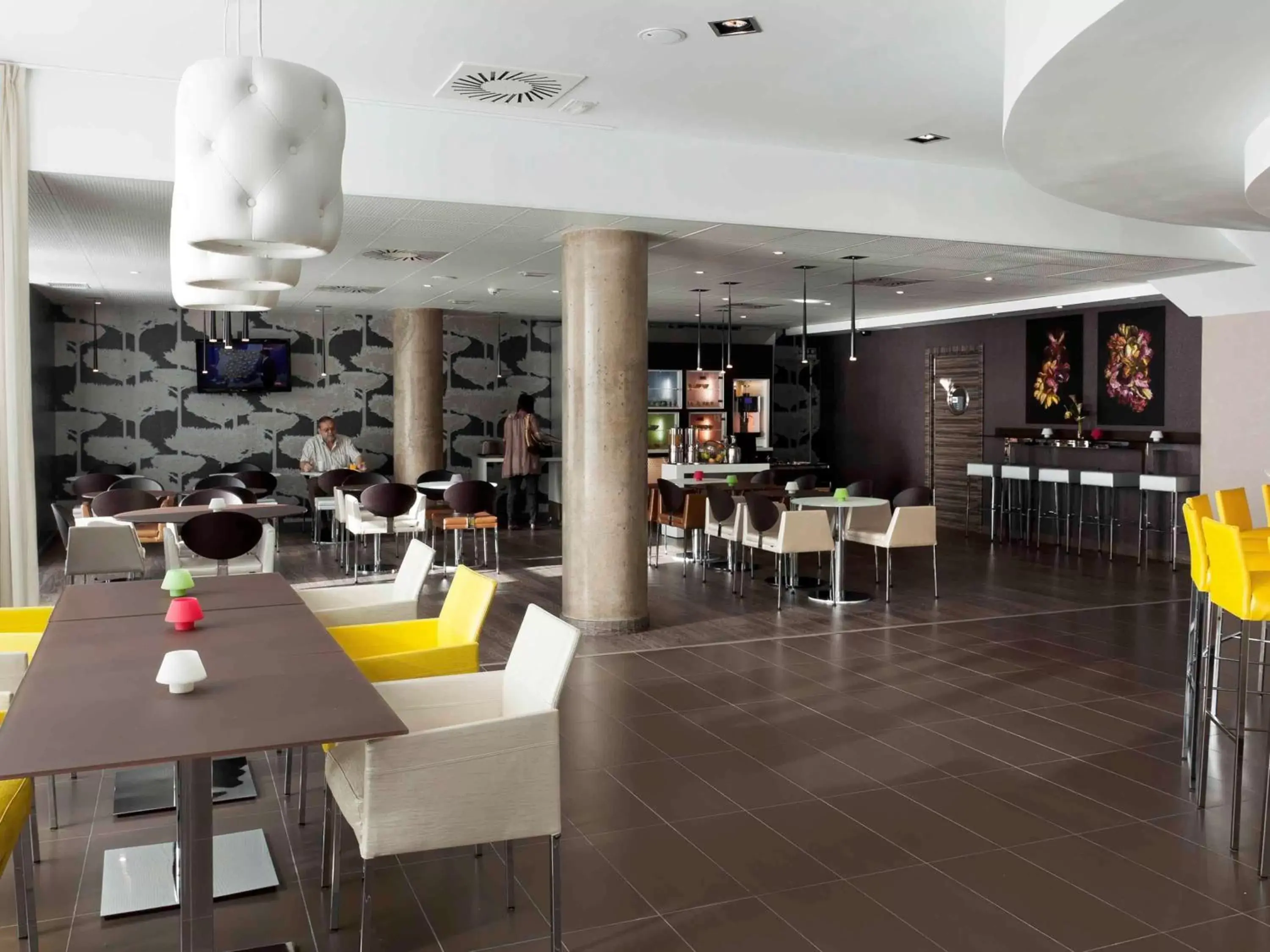 Lounge or bar, Restaurant/Places to Eat in Novotel Suites Malaga Centro
