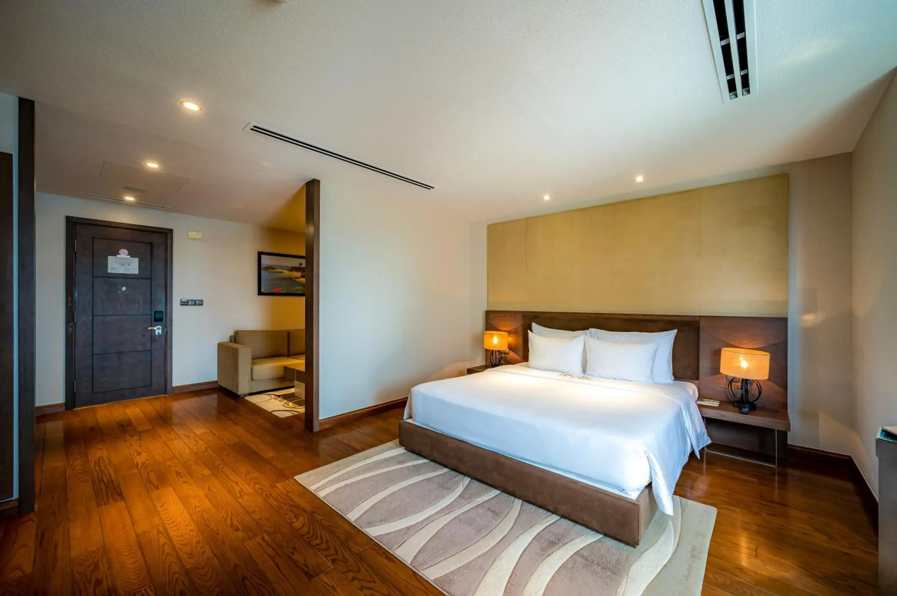 Bedroom, Bed in Malibu Hotel