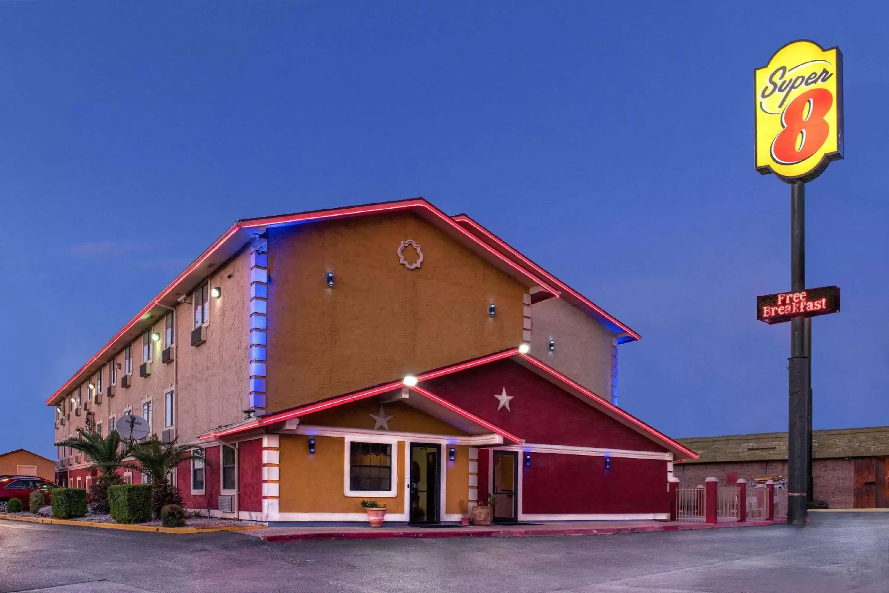 Property Building in Super 8 by Wyndham San Antonio/I-35 North