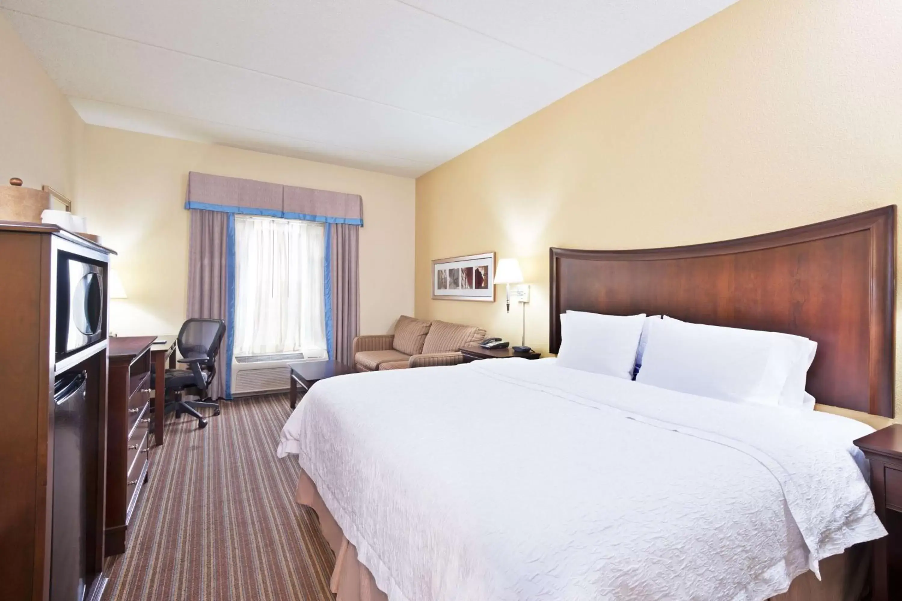 Bedroom, Bed in Hampton Inn Gainesville-Haymarket