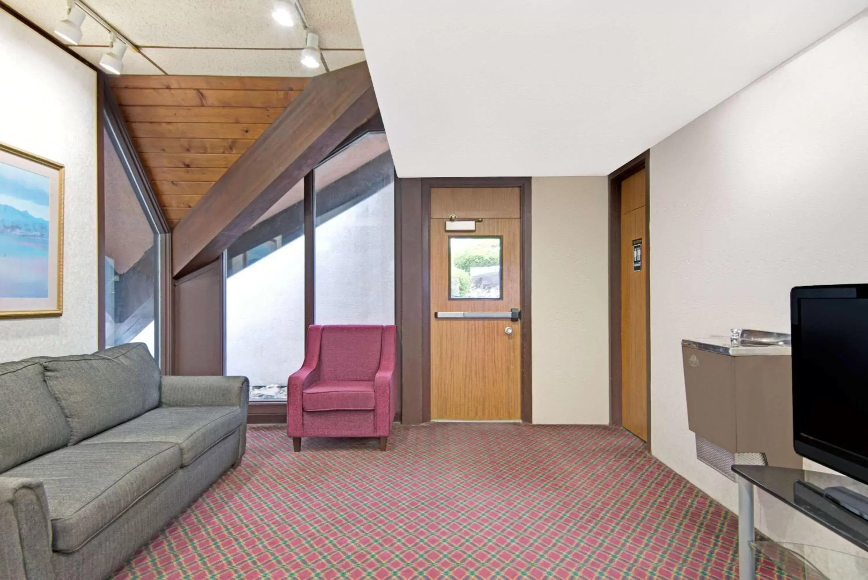 Communal lounge/ TV room, Seating Area in Days Inn by Wyndham Washington