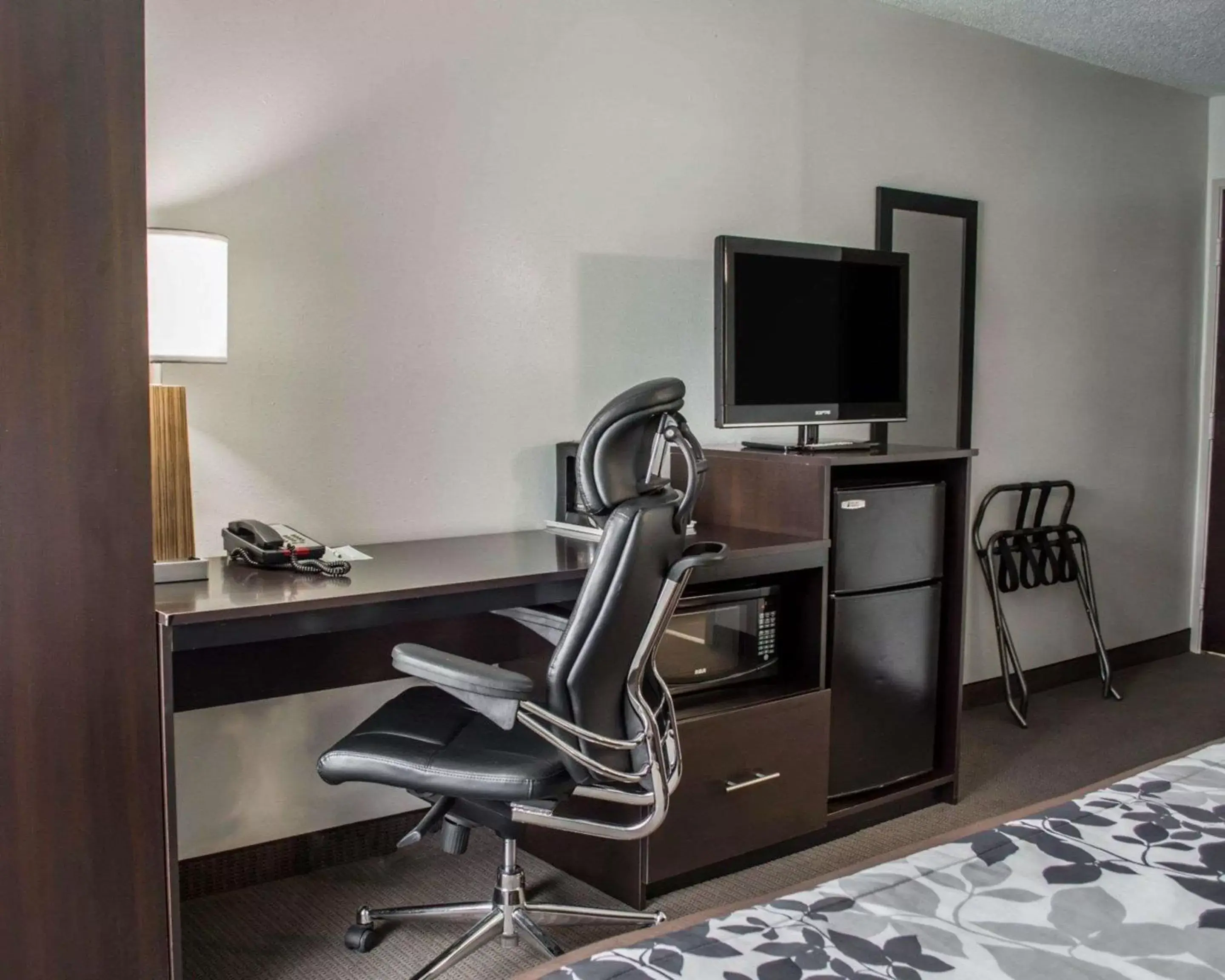 Bedroom, TV/Entertainment Center in Sleep Inn Historic Williamsburg