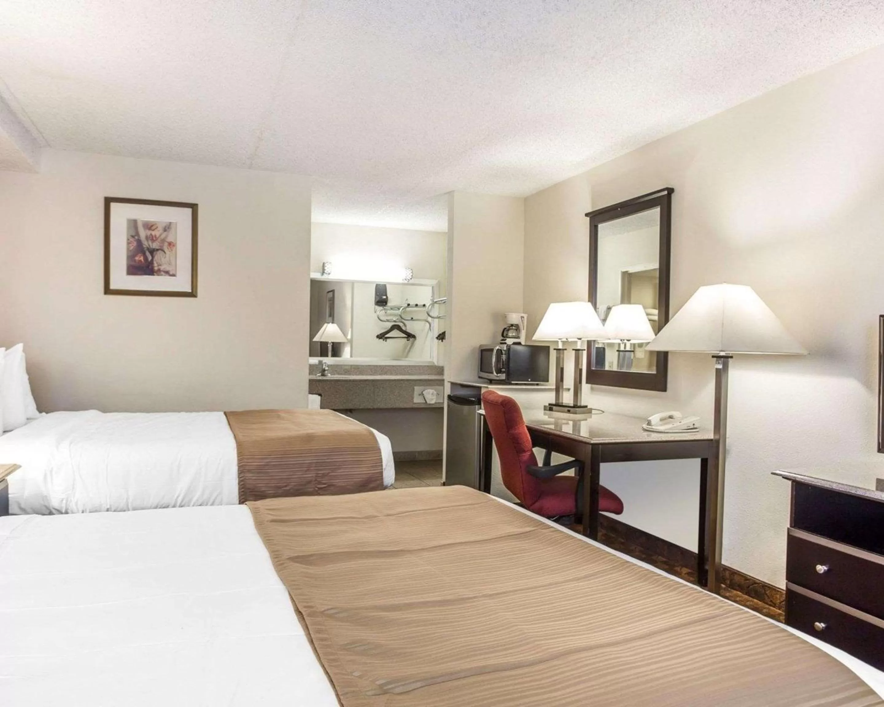 Photo of the whole room, Bed in Quality Inn & Suites Coliseum