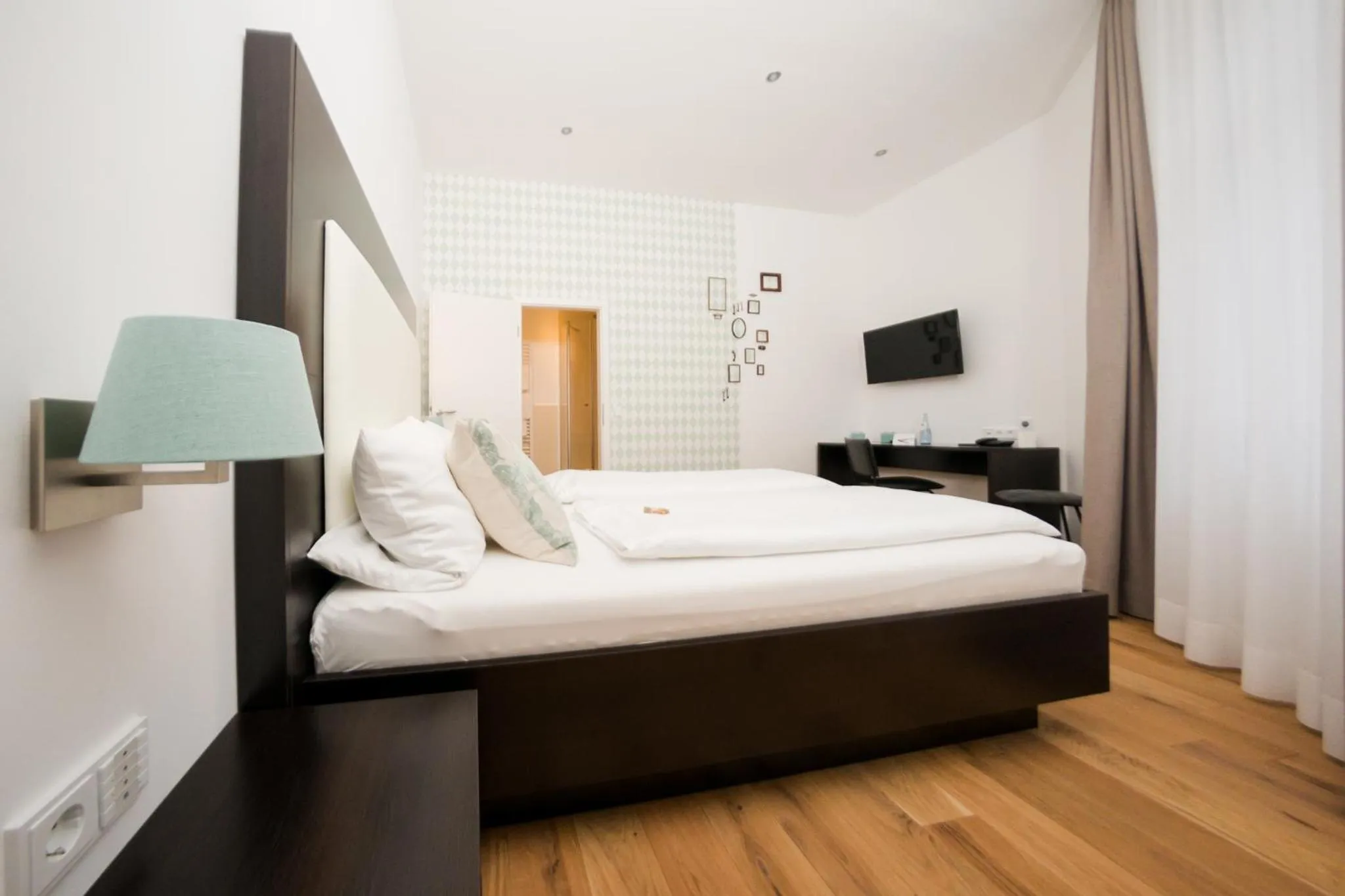 Photo of the whole room, Bed in The Heidelberg Exzellenz Hotel