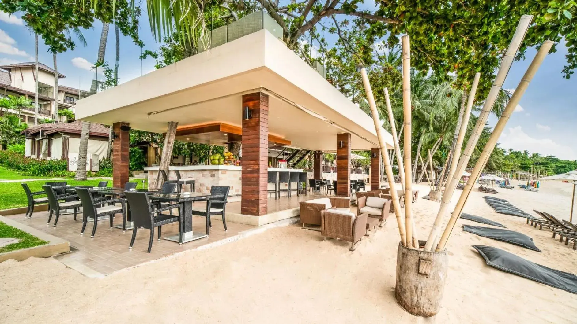 Lounge or bar in Impiana Beach Front Resort Chaweng Noi, Koh Samui