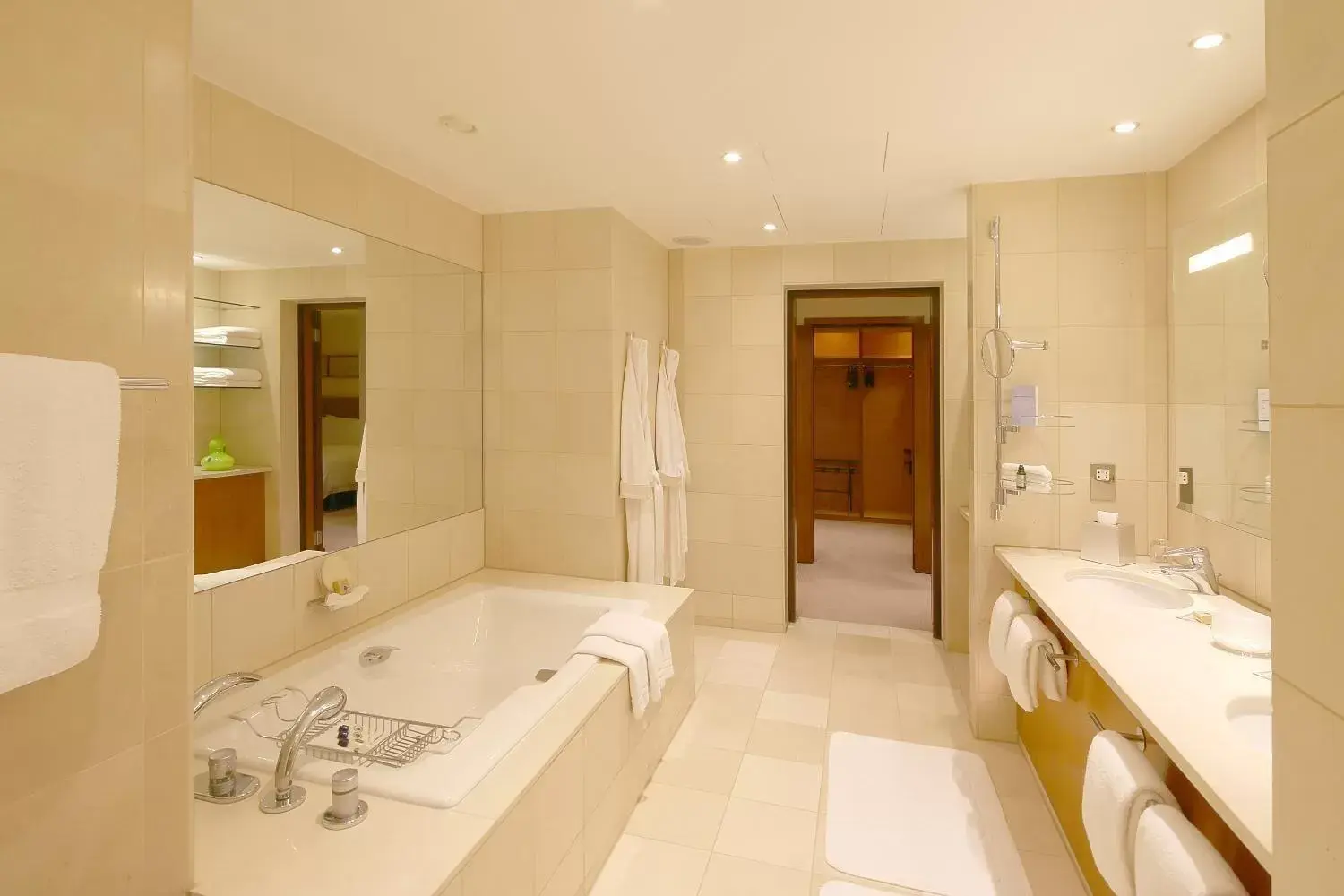 Hot Tub, Bathroom in Canary Riverside Plaza Hotel