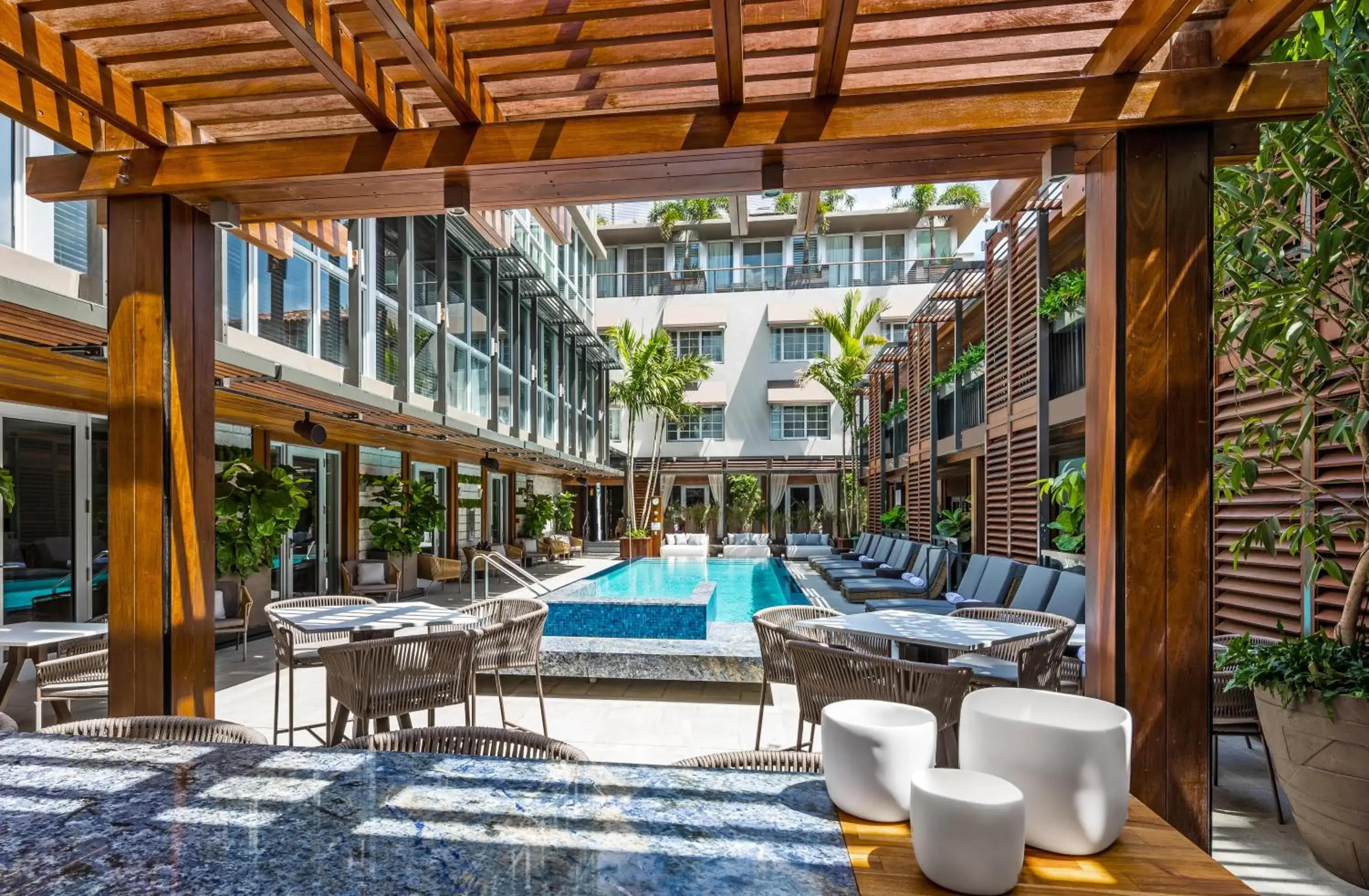 Lounge or bar, Swimming Pool in Lennox Miami Beach