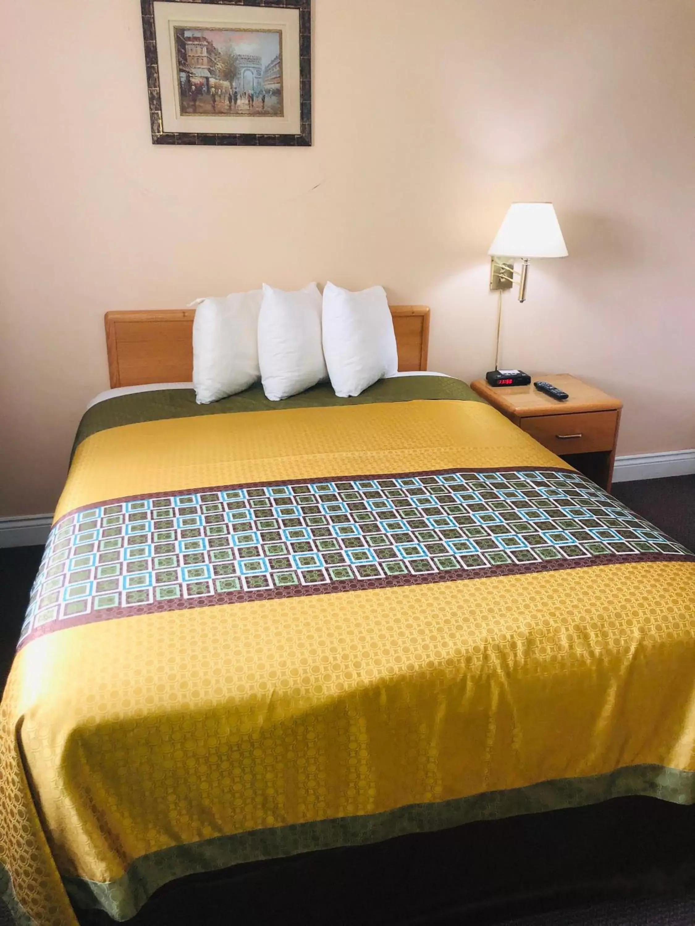 Bed in Perth Plaza Inn & Suites