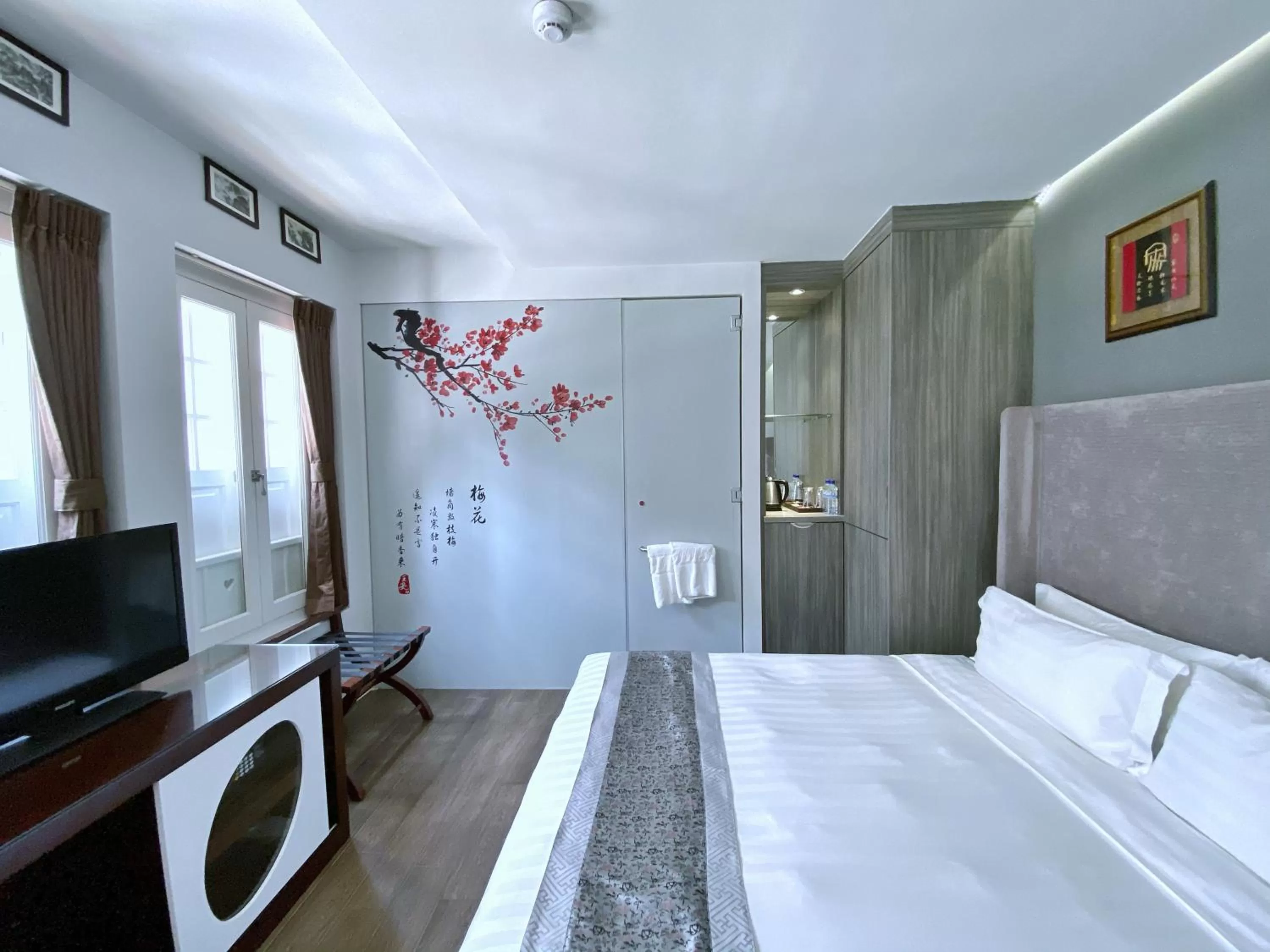 Photo of the whole room, Bed in Bliss Hotel Singapore