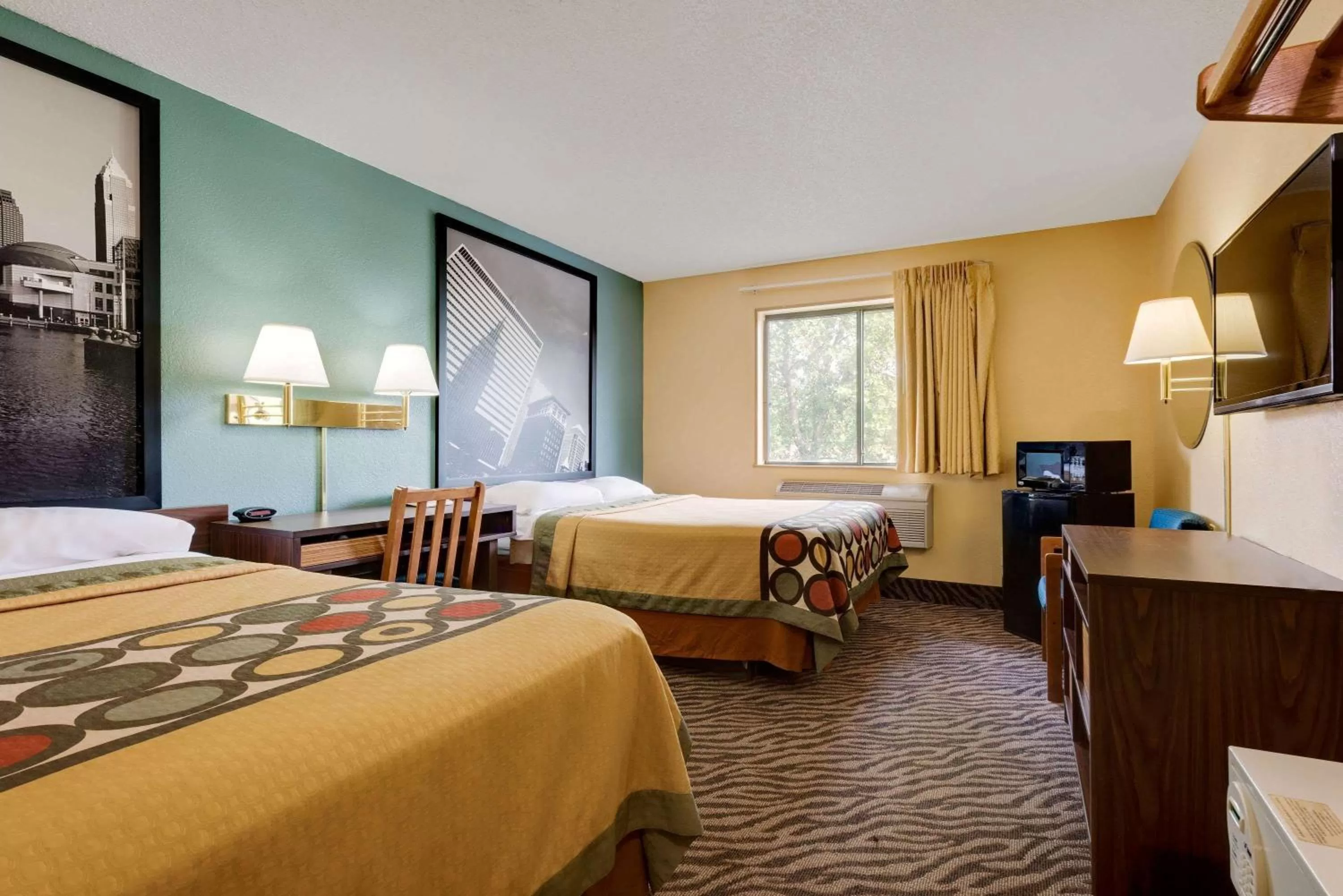 Photo of the whole room, Bed in Super 8 by Wyndham Mentor/Cleveland Area