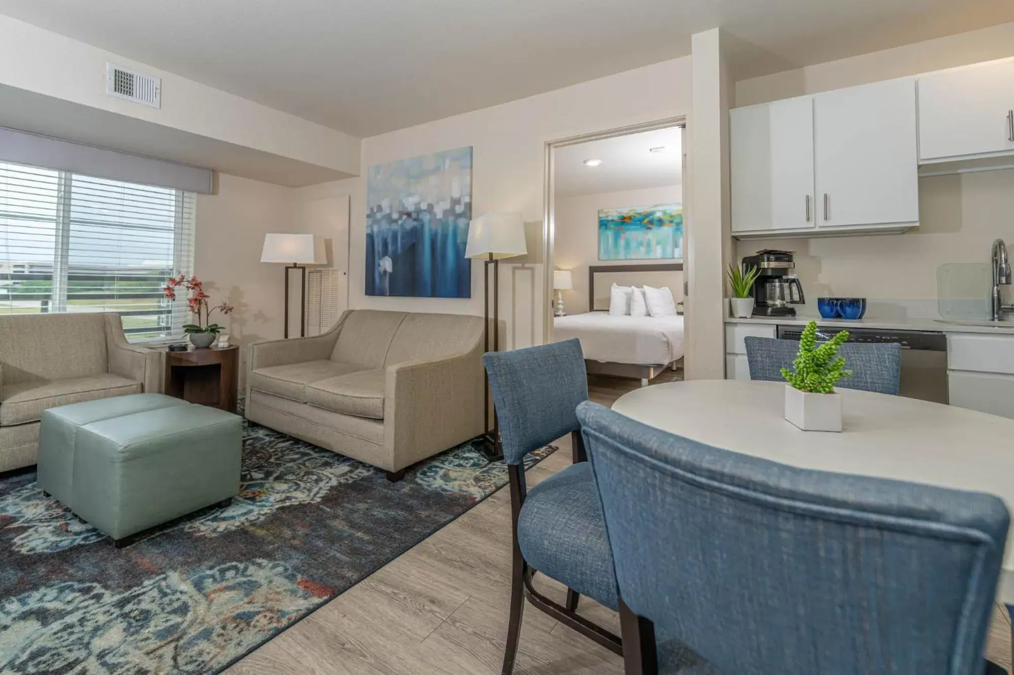 Living room, Seating Area in Soka Suites Dallas - Las Colinas