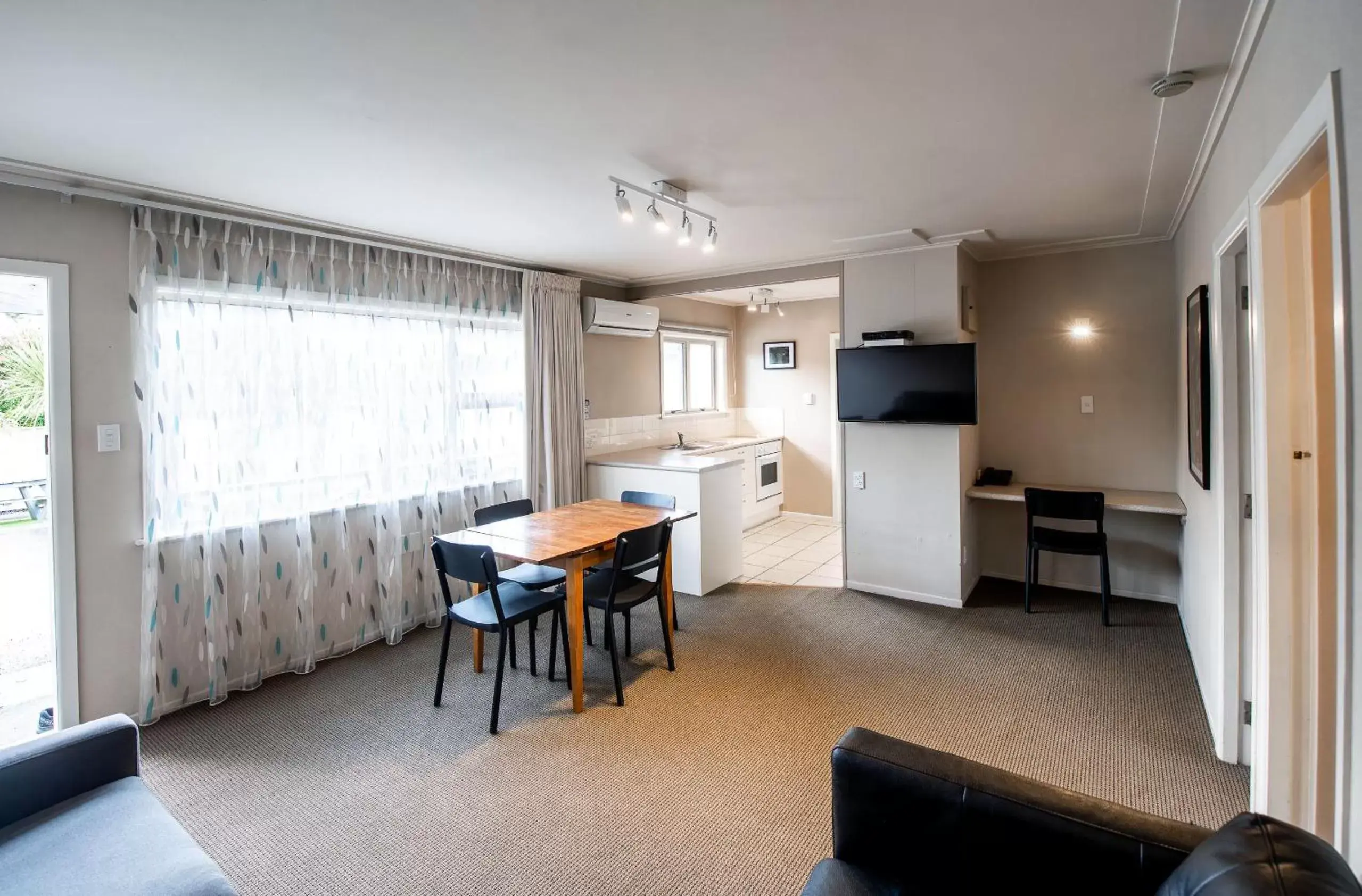 Kitchen or kitchenette, Seating Area in Best Western Braeside Rotorua