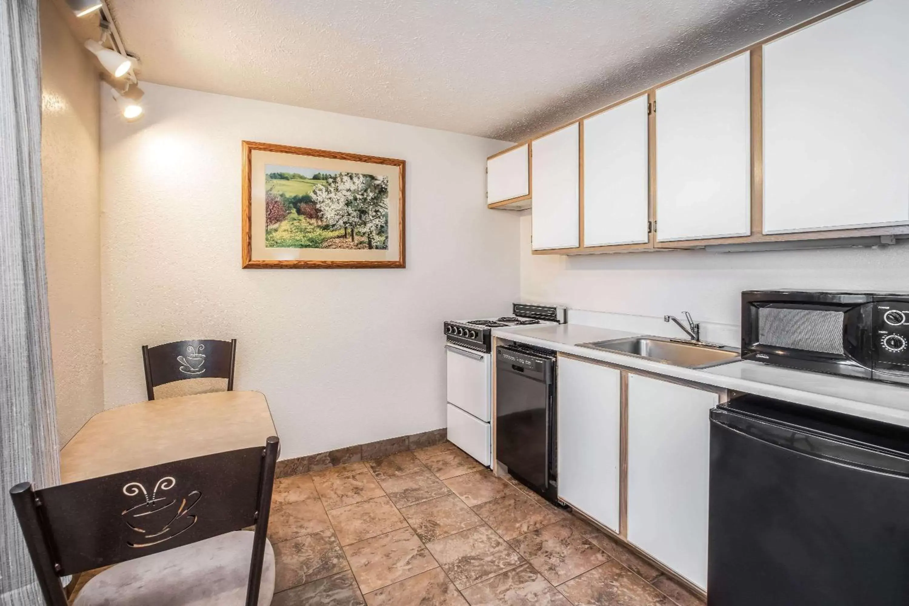 Photo of the whole room, Kitchen/Kitchenette in La Quinta by Wyndham Wenatchee