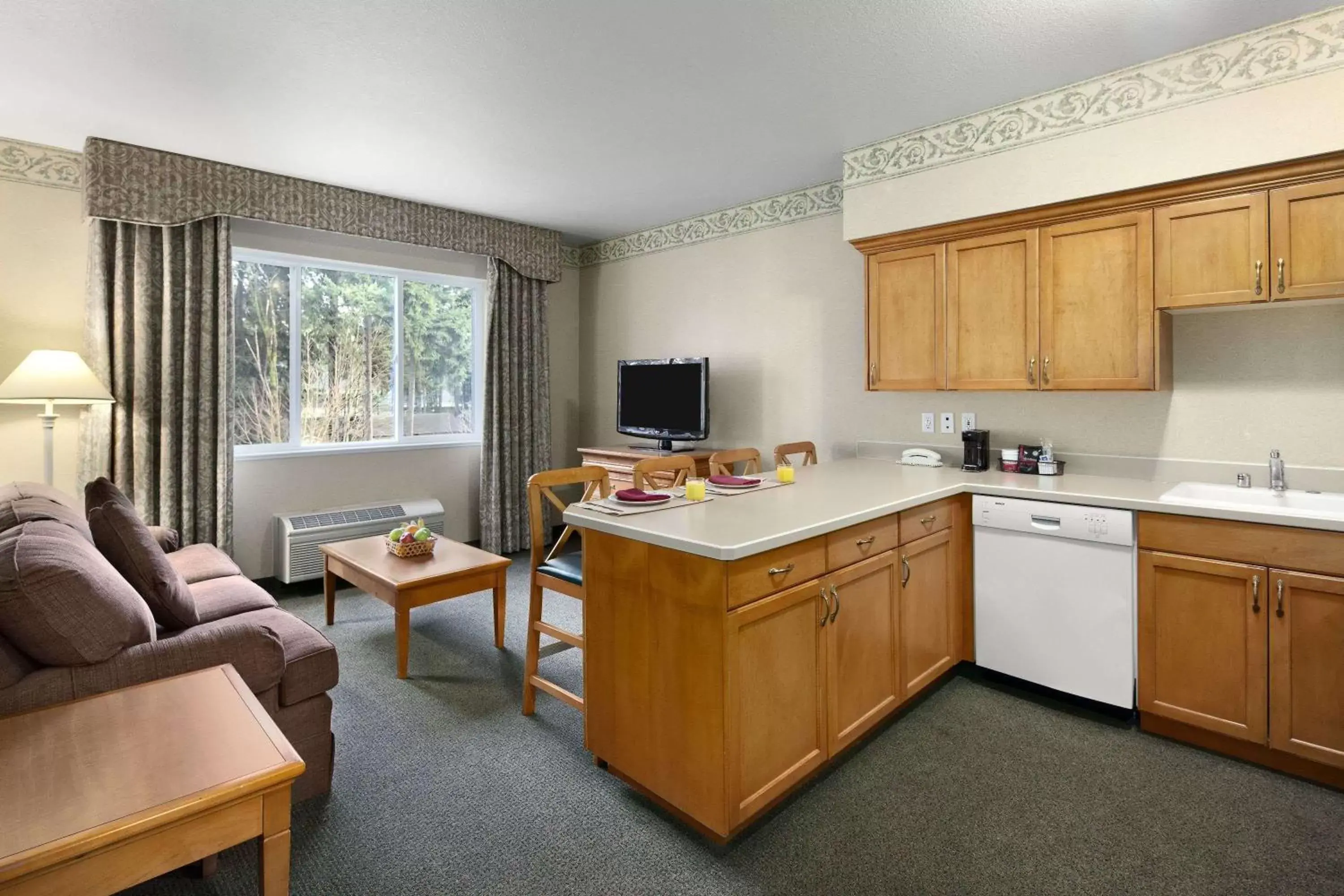 Photo of the whole room, Kitchen/Kitchenette in Ramada by Wyndham Olympia