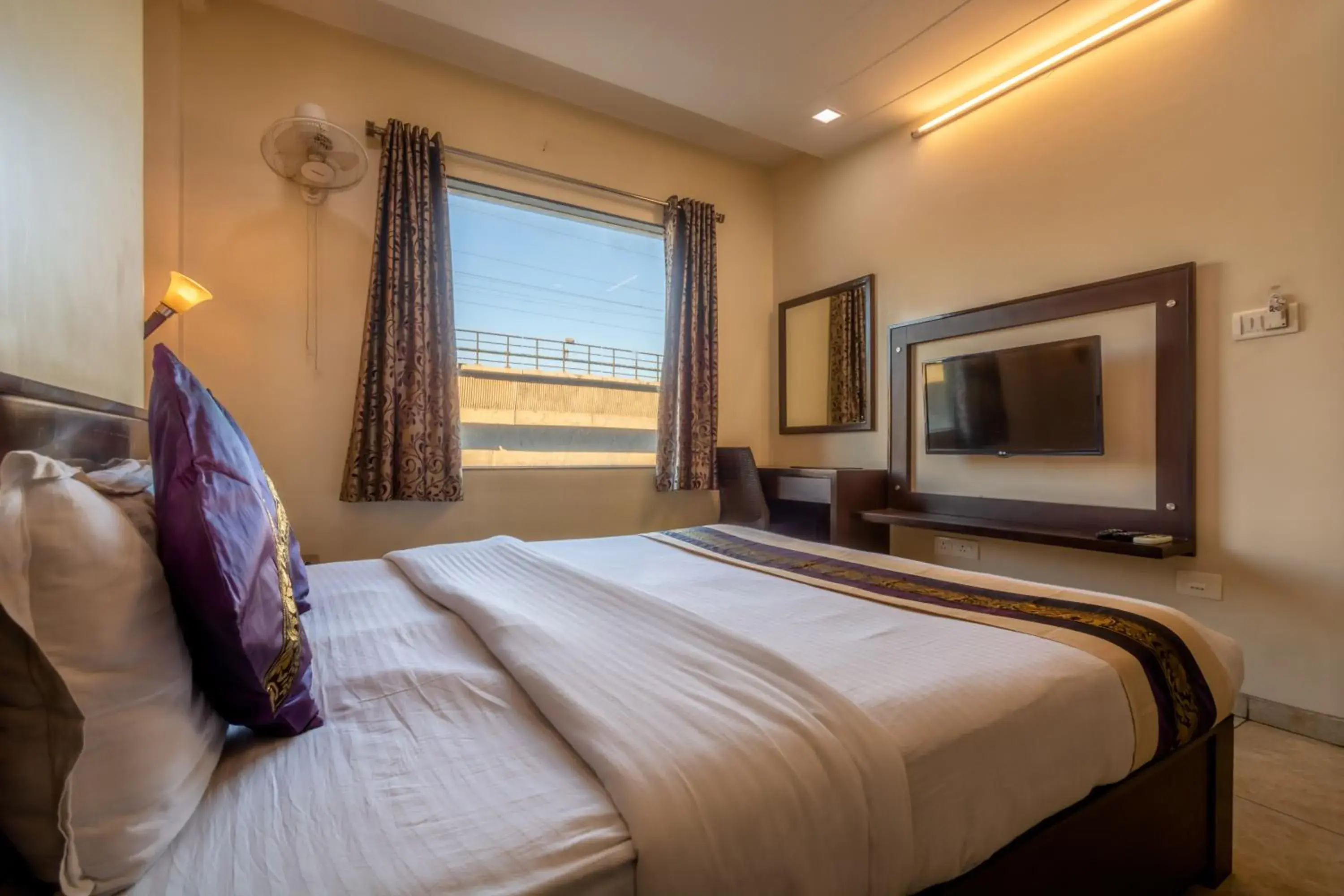 Bedroom, Bed in Hotel Sunday Inn Bedroom, Bed in Hotel Sunday Inn