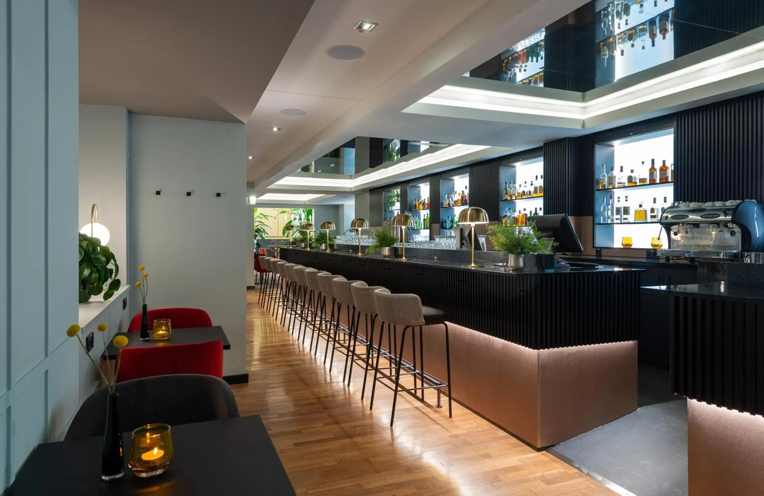 Lounge or bar, Restaurant/Places to Eat in Leonardo Royal Hotel Berlin Alexanderplatz
