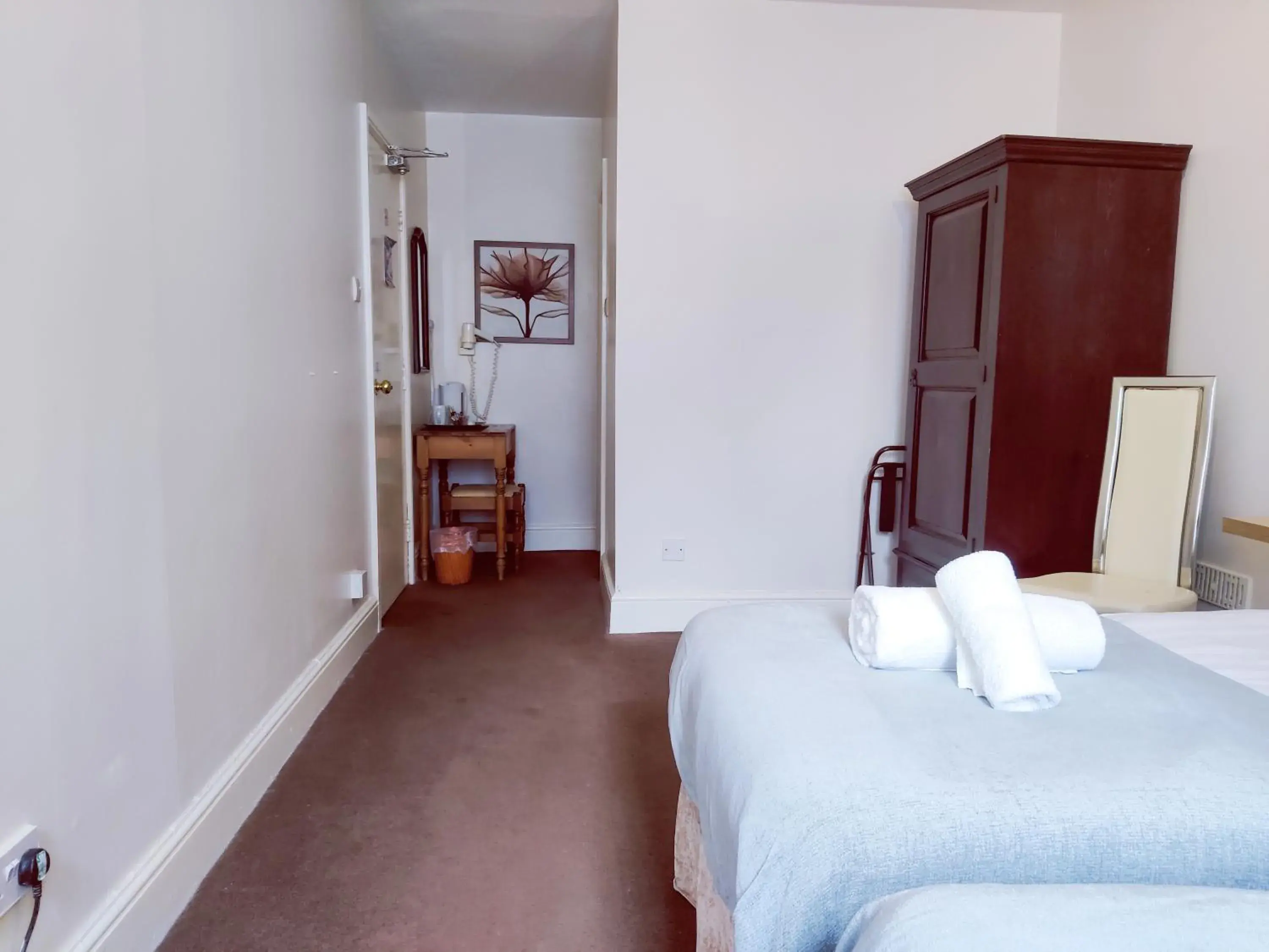 Bedroom, Bed in Wentworth House - Free Parking