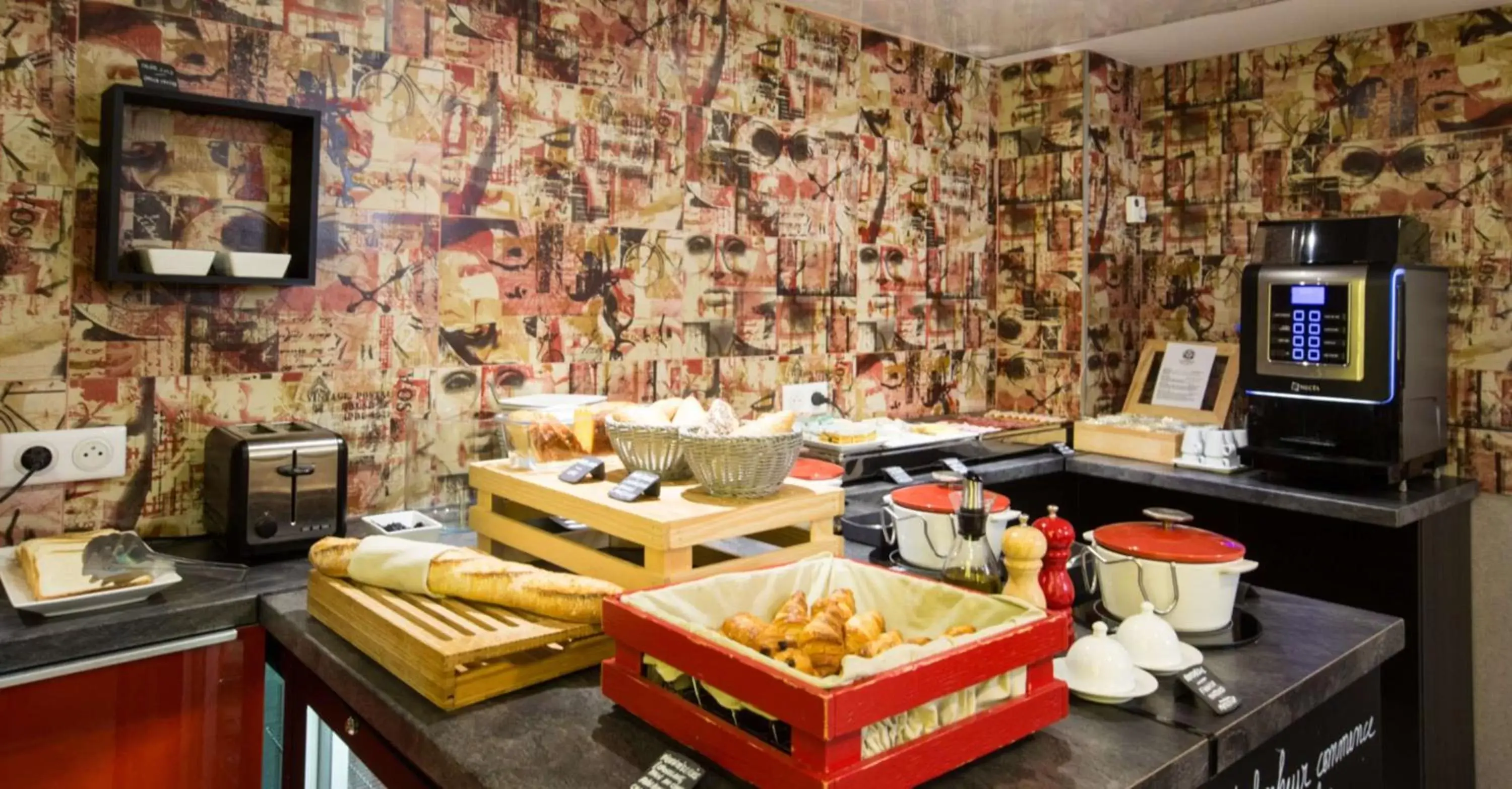 Breakfast in Best Western Plus Opéra Batignolles Breakfast in Best Western Plus Opéra Batignolles