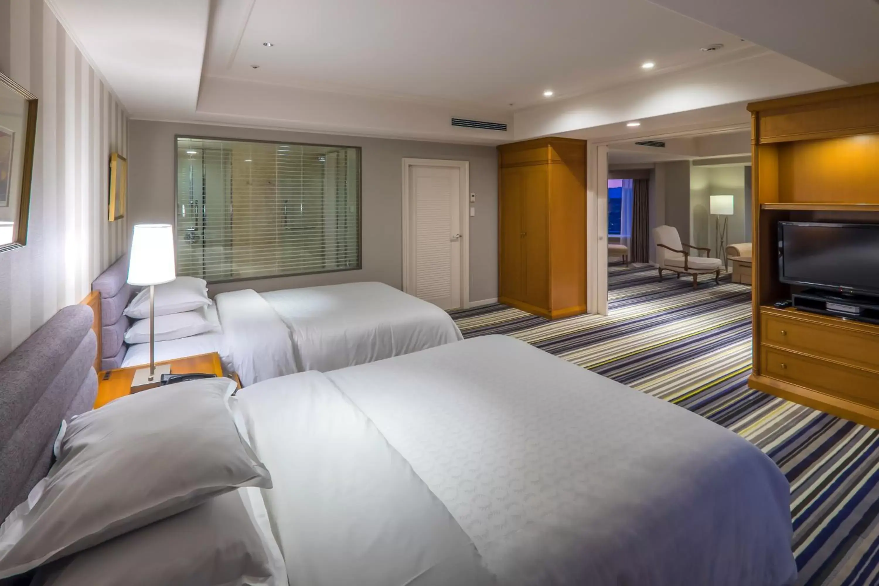 Corner Suite with Ocean View - single occupancy - Smoking in Sheraton Grande Ocean Resort