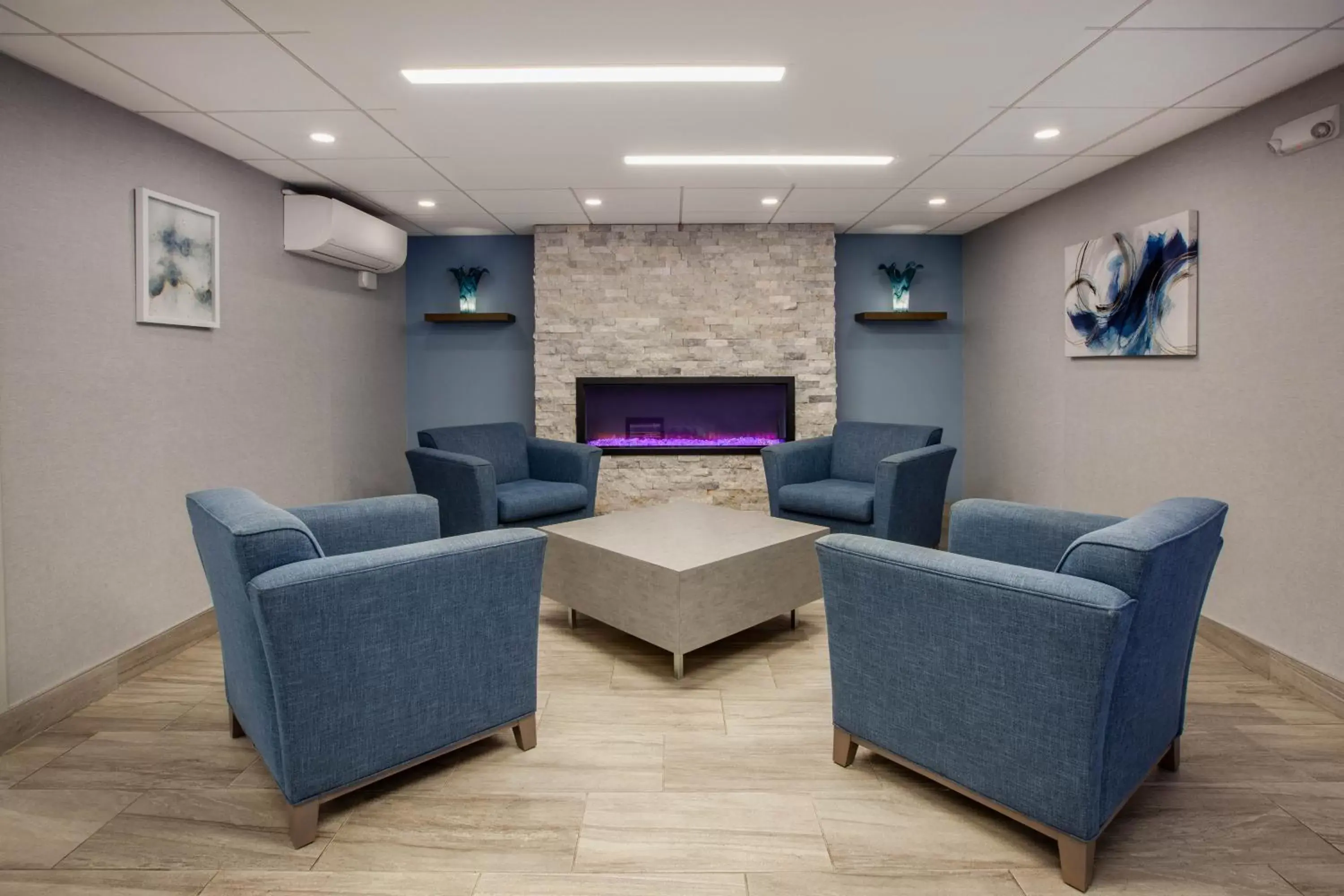 Lobby or reception, Seating Area in Wingate by Wyndham Detroit Metro Airport