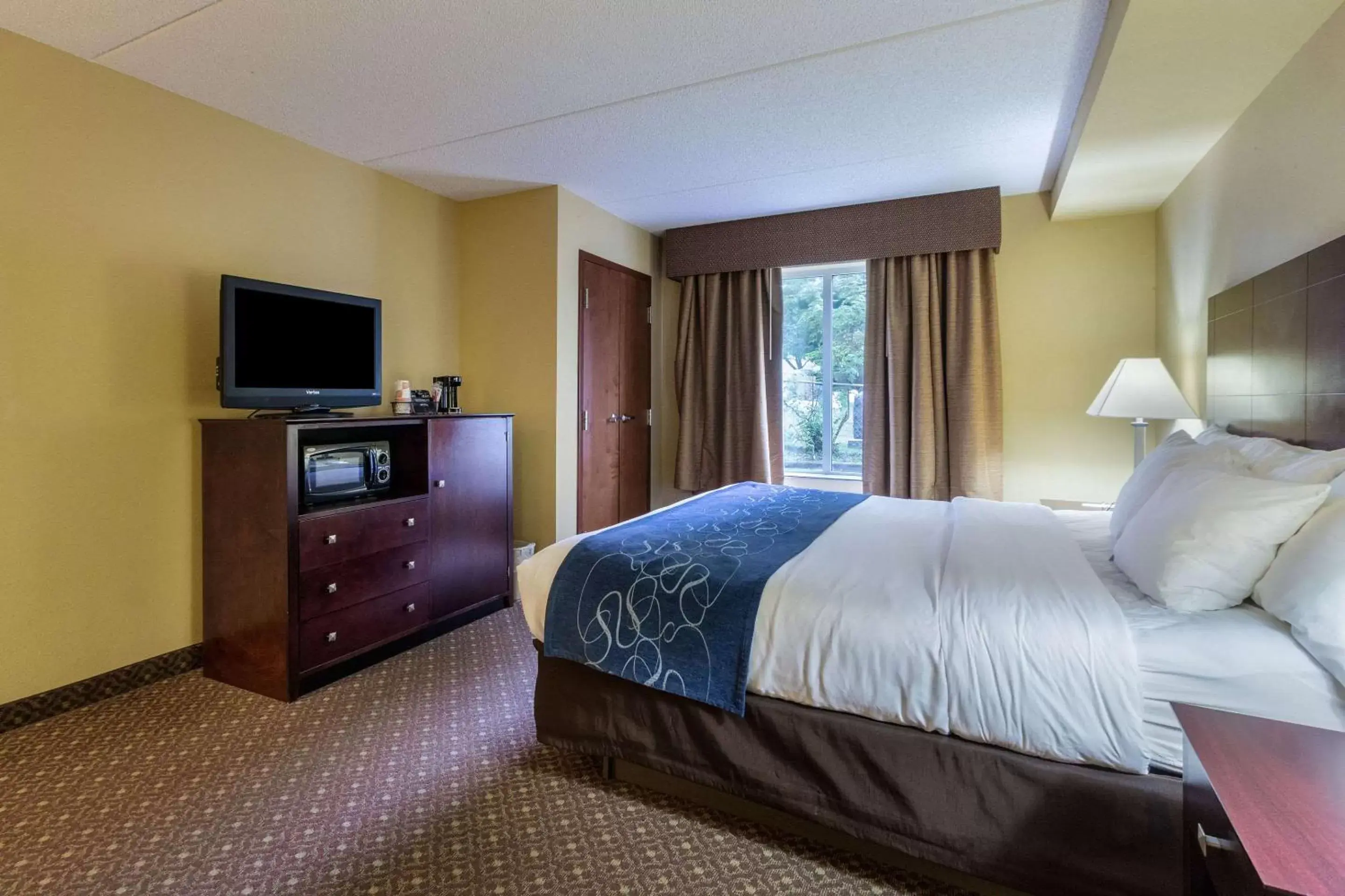 Photo of the whole room, Bed in Comfort Suites Near Gettysburg Battlefield Visitor Center