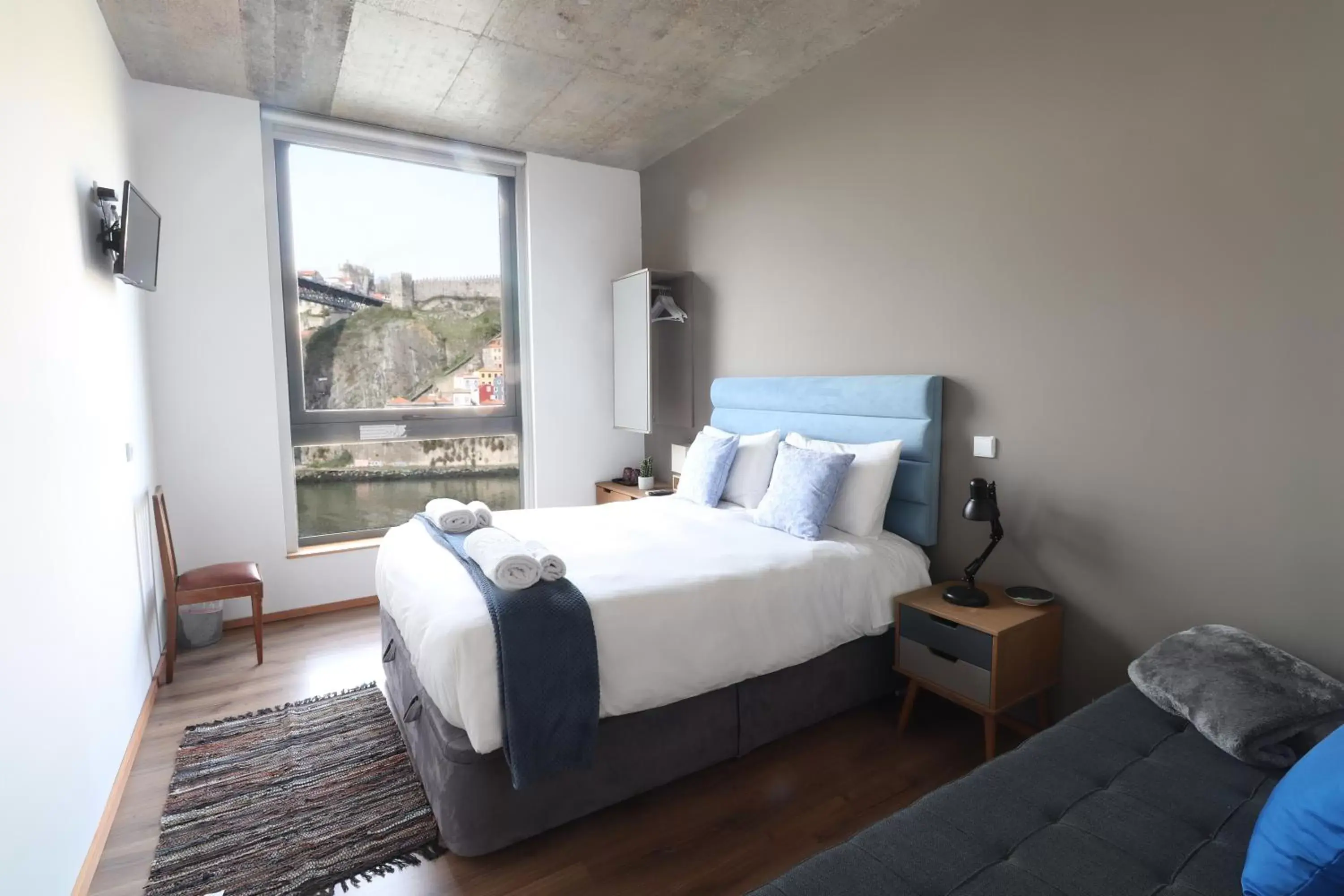 Bedroom, Bed in Bridge It - Suites & Views