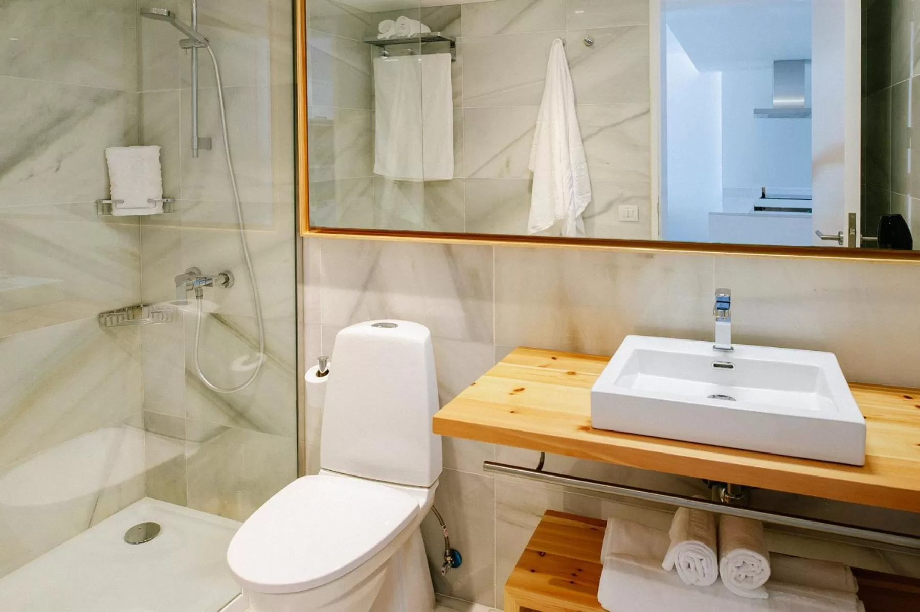 Shower in Parque Santiago IV Official