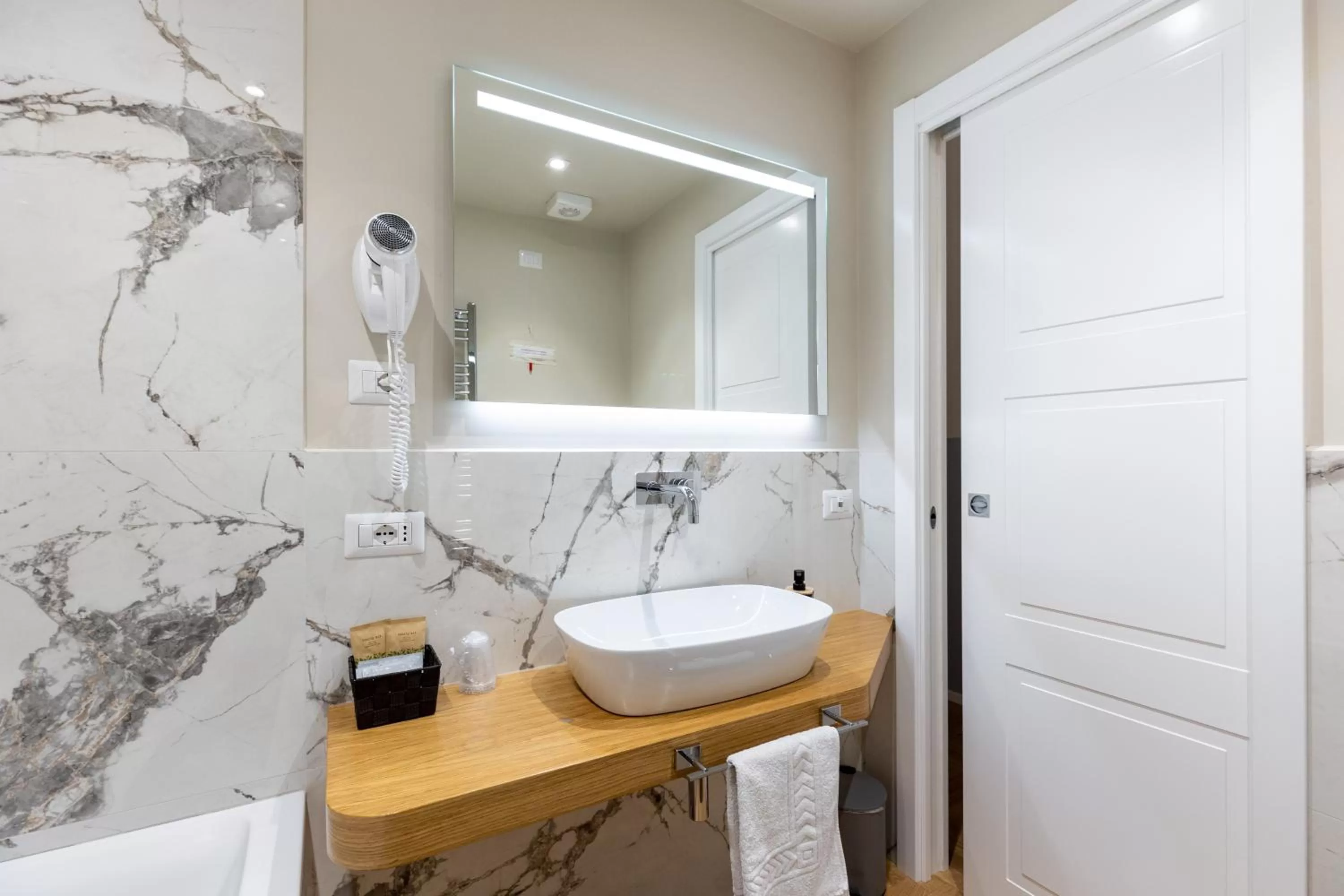 Shower, Bathroom in Suites Romae Rex