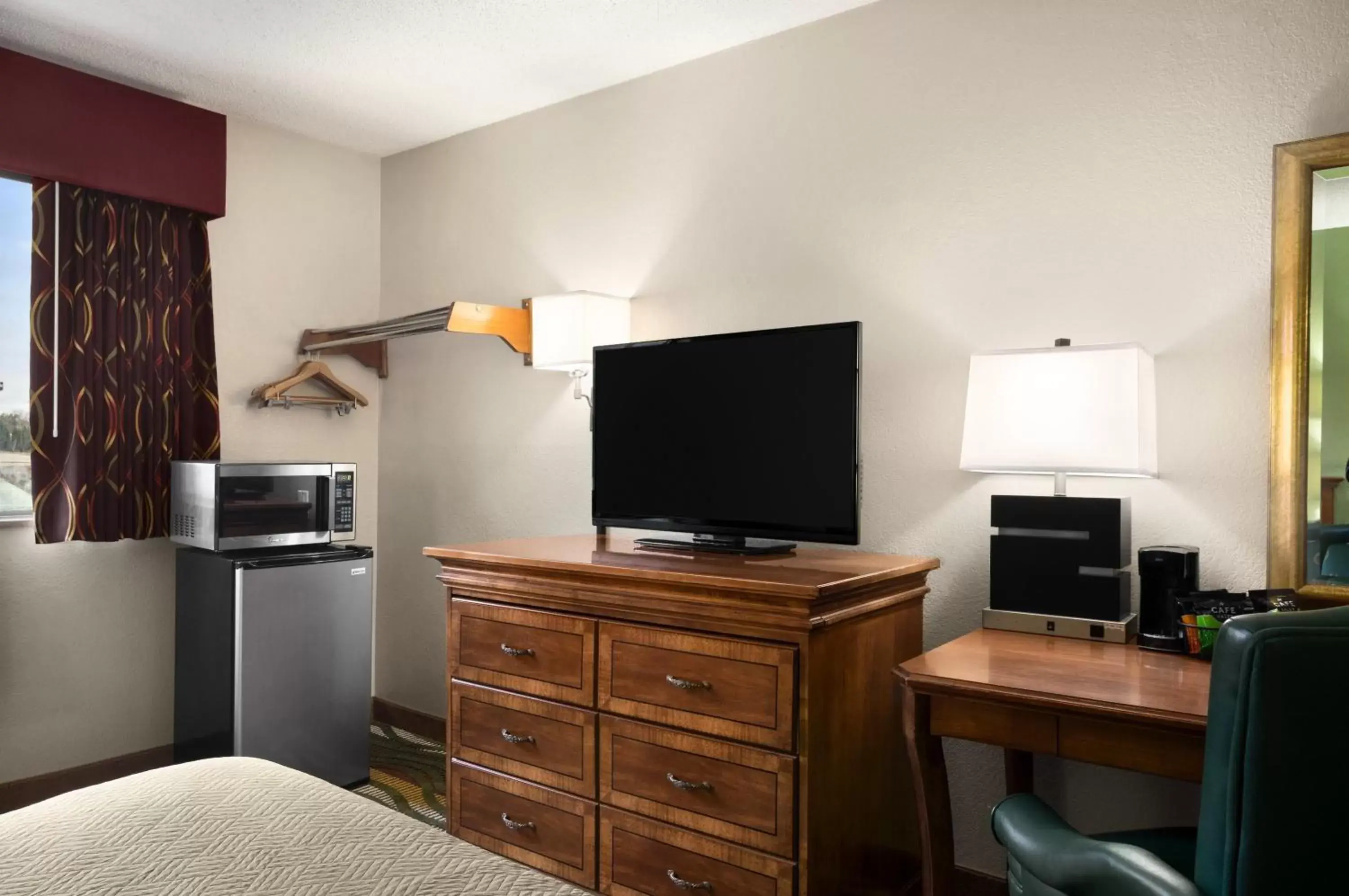 TV and multimedia, TV/Entertainment Center in Travelodge by Wyndham Battle Creek