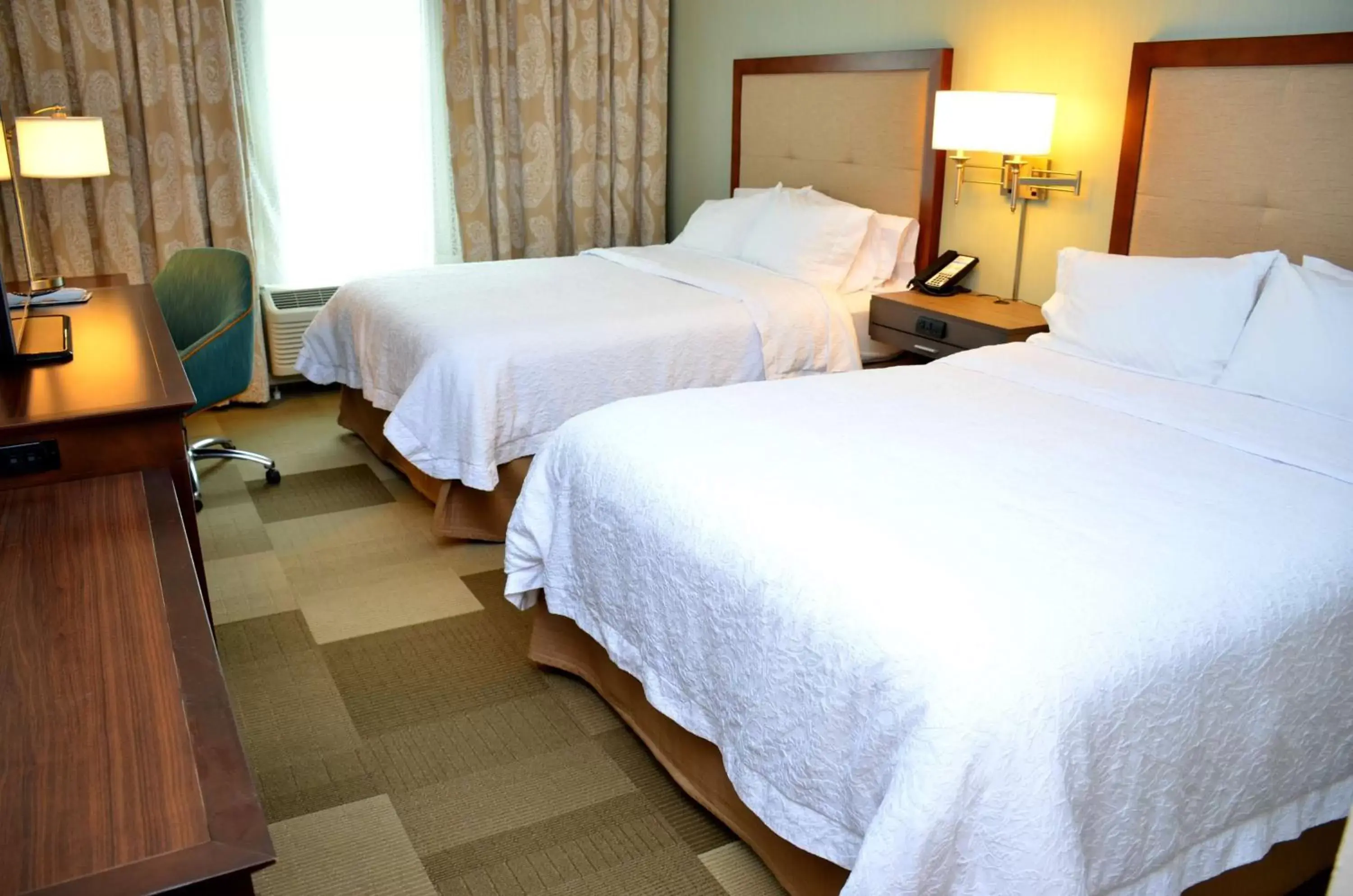 Bedroom, Bed in Hampton Inn & Suites - DeLand Bedroom, Bed in Hampton Inn & Suites - DeLand